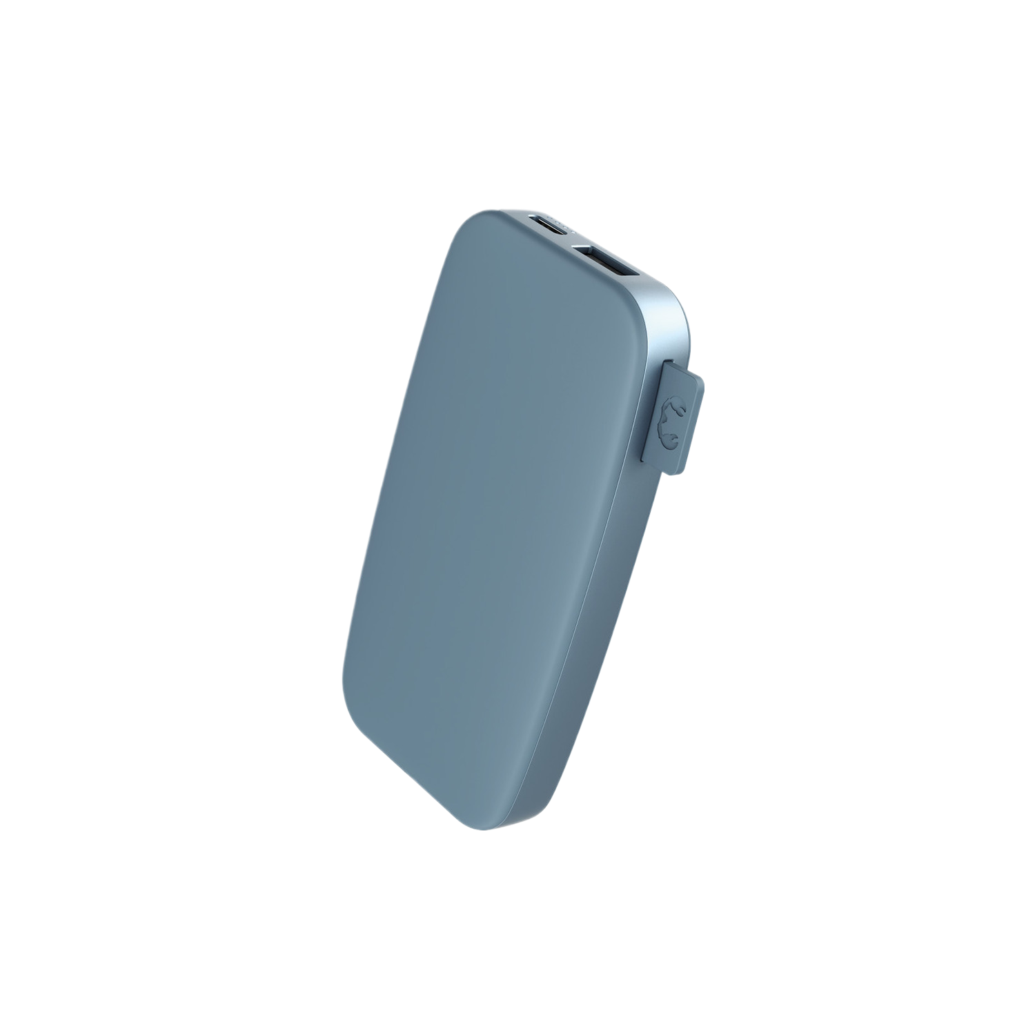 Een rechthoekige, blauwe powerbank met twee poorten bovenop, tegen een zwarte achtergrond.