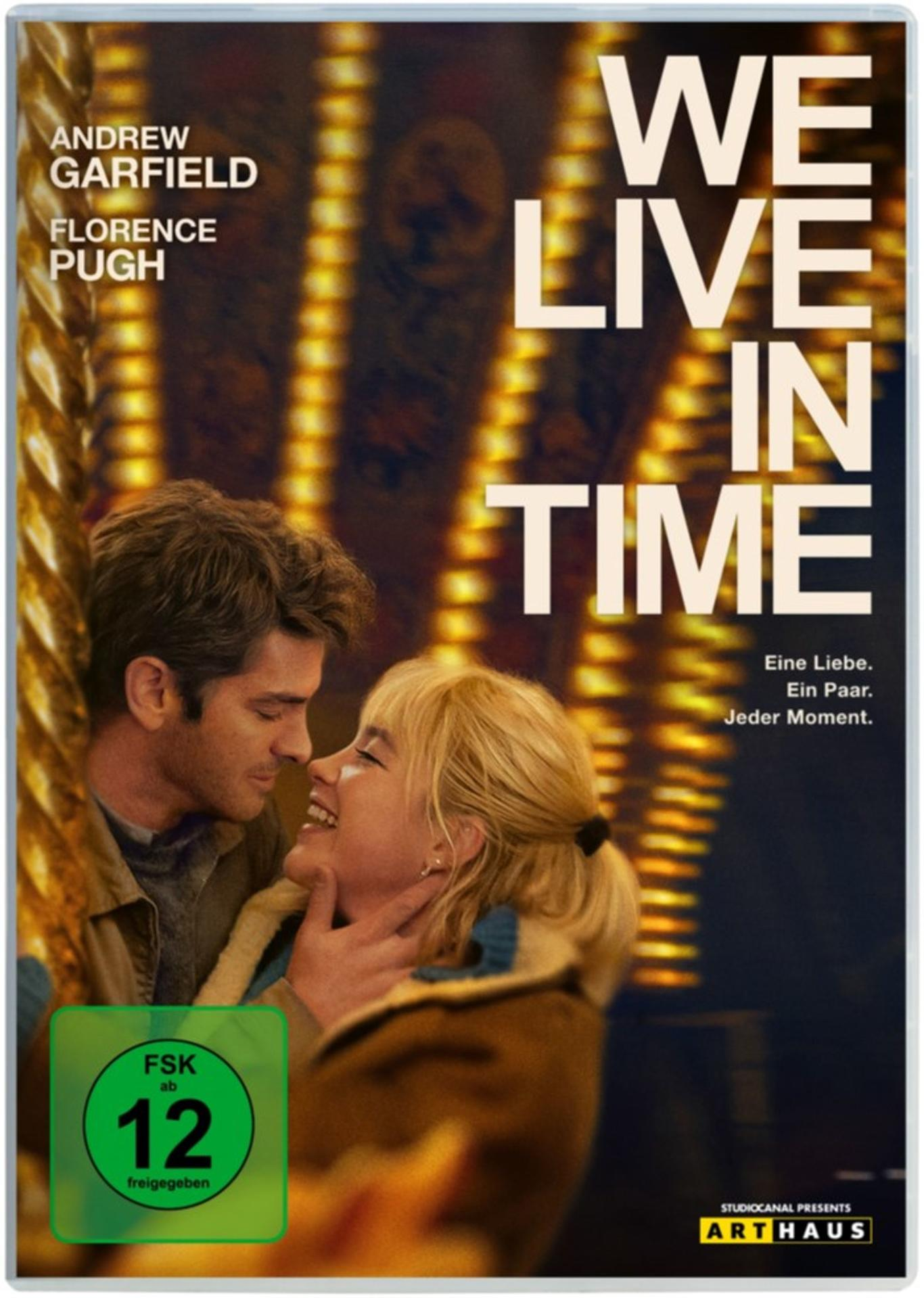 Filmposter: Lächeln des Paares, Text 'We Live In Time', Namen und 'FSK 12' Label.