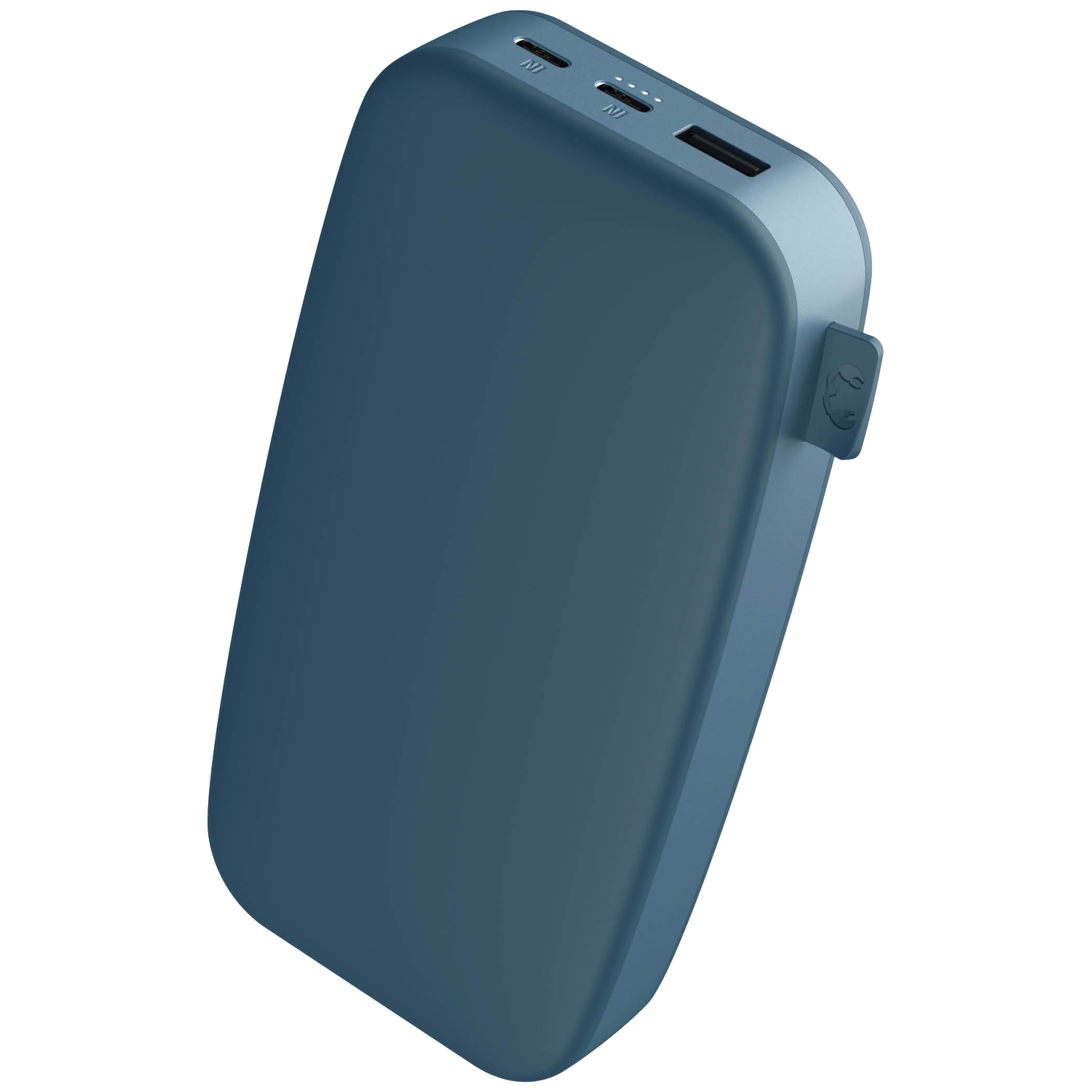 Een donkerblauwe powerbank met afgeronde hoeken, met poorten en een clip. Op een witte achtergrond.