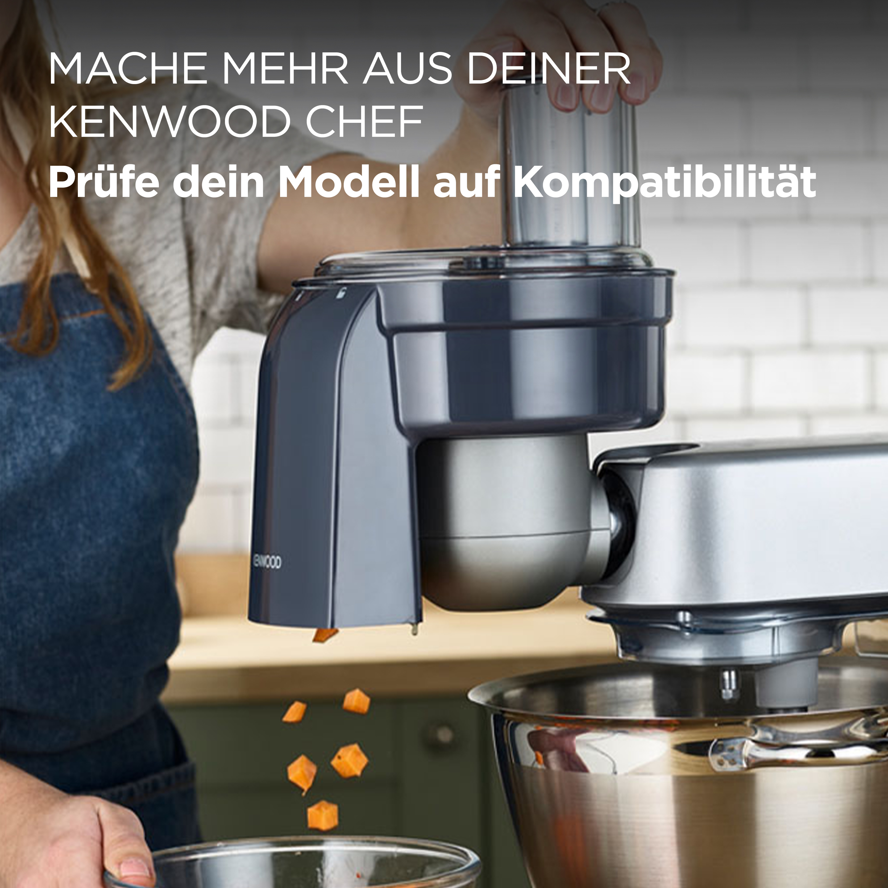 Ein Kenwood Chef Küchengerät, bei dem eine Frau Zutaten hinzufügt.