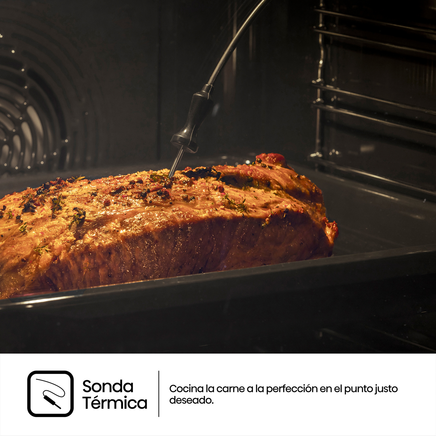 Carne asada en un horno con un termómetro insertado. La imagen incluye un logotipo y texto.