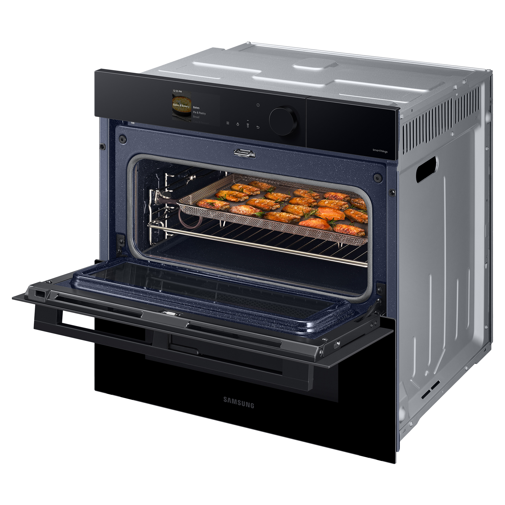 Un horno Samsung negro abierto, con una bandeja de alitas de pollo cocinadas. La puerta del horno está abierta.