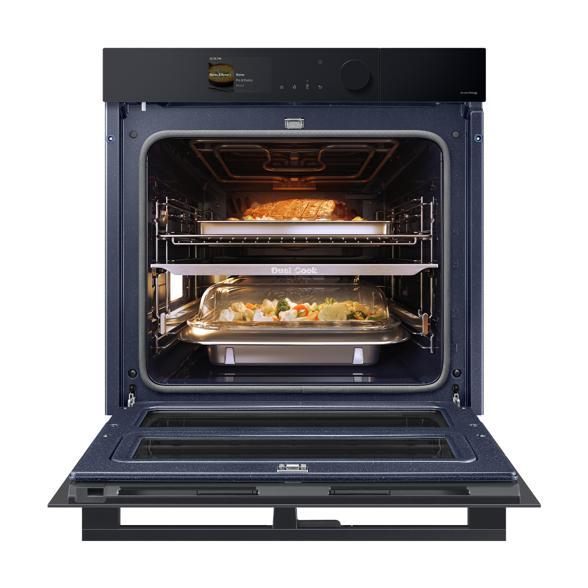 Un horno abierto con comida dentro. Un asado y verduras están en diferentes rejillas. Interior azul oscuro.