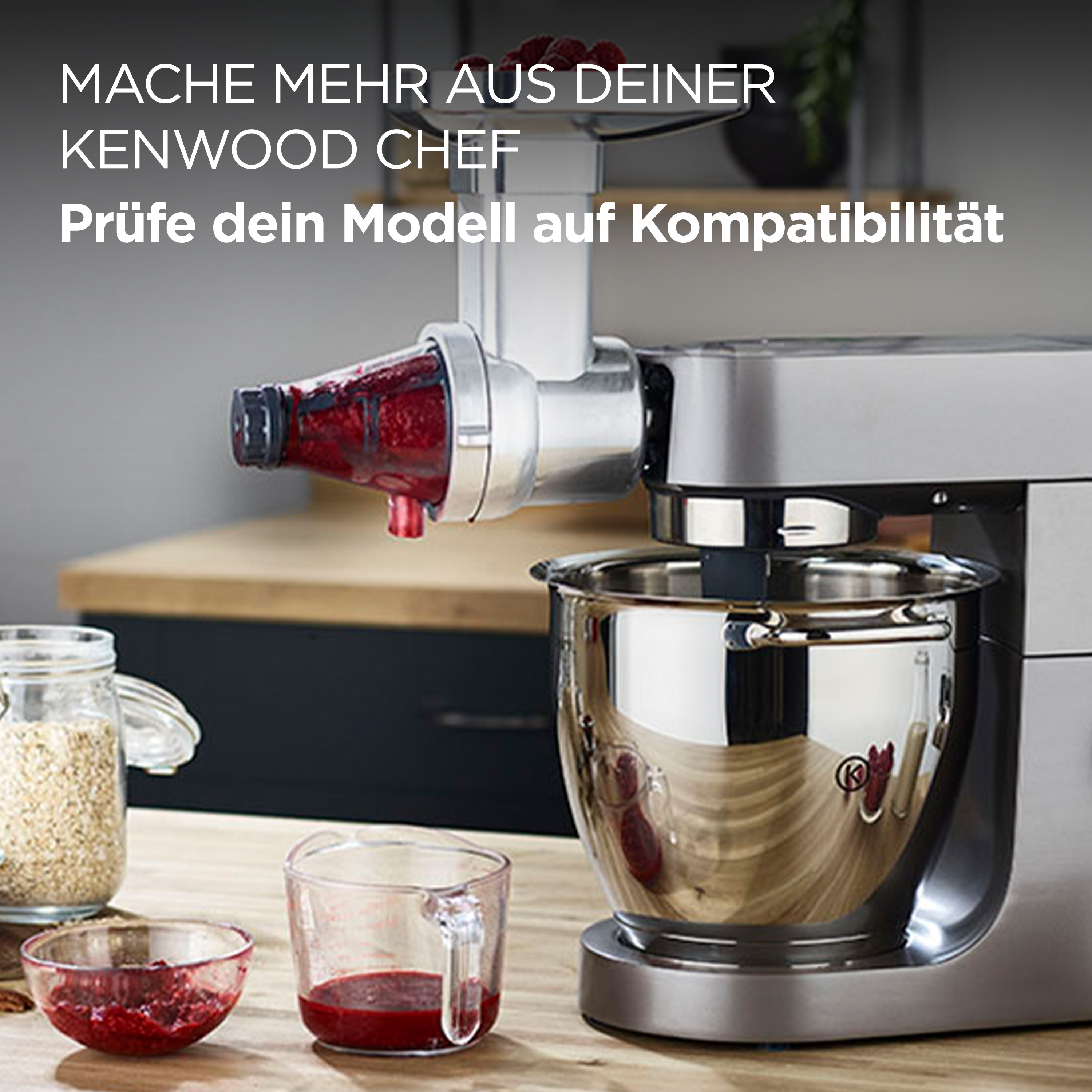Küchengerät mit Zutaten. Ein Mixer steht im Mittelpunkt. Text befindet sich über dem Mixer.