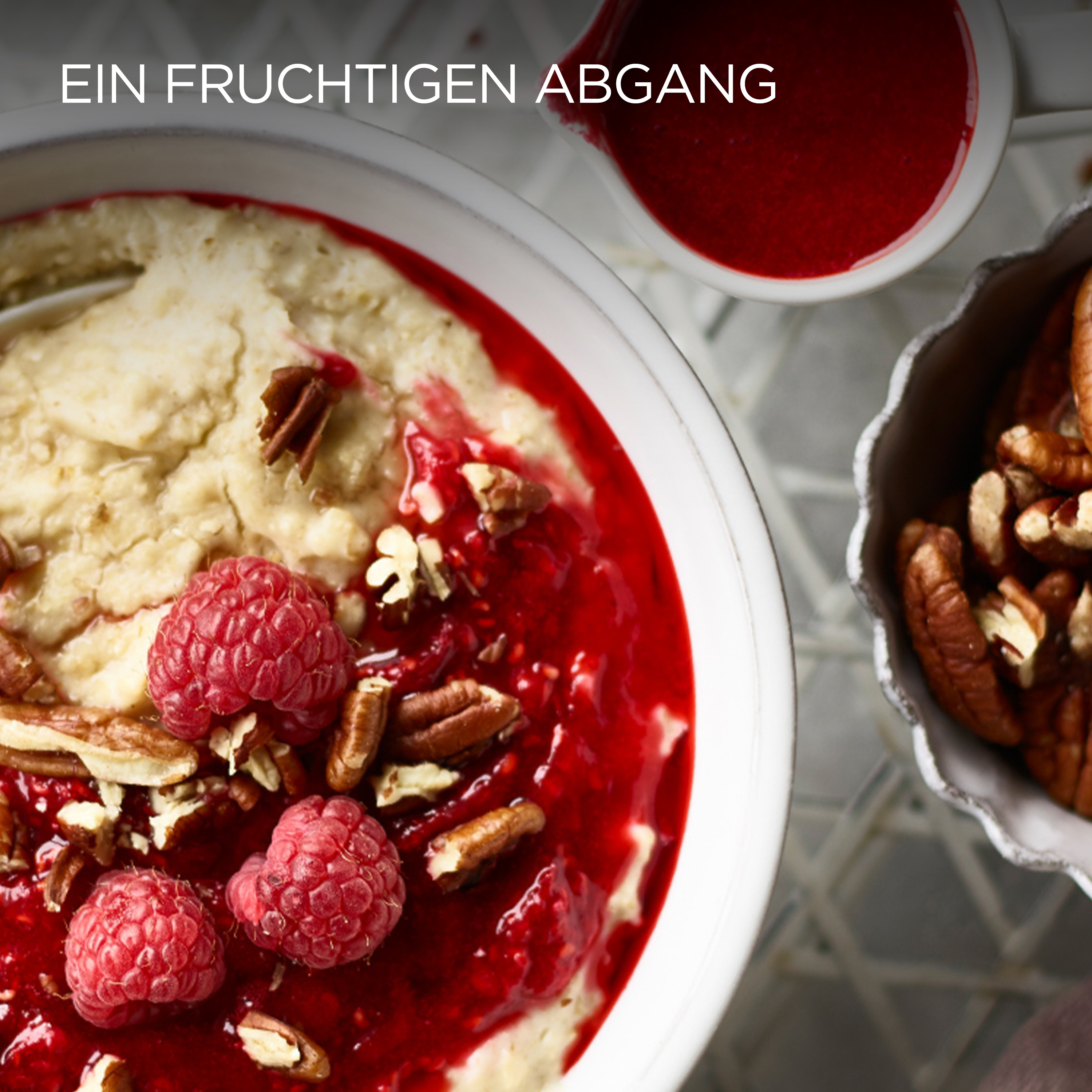 Nahaufnahme von Haferflocken mit Himbeeren und Pekannüssen mit dem Text "Ein fruchtiger Abgang" darüber.