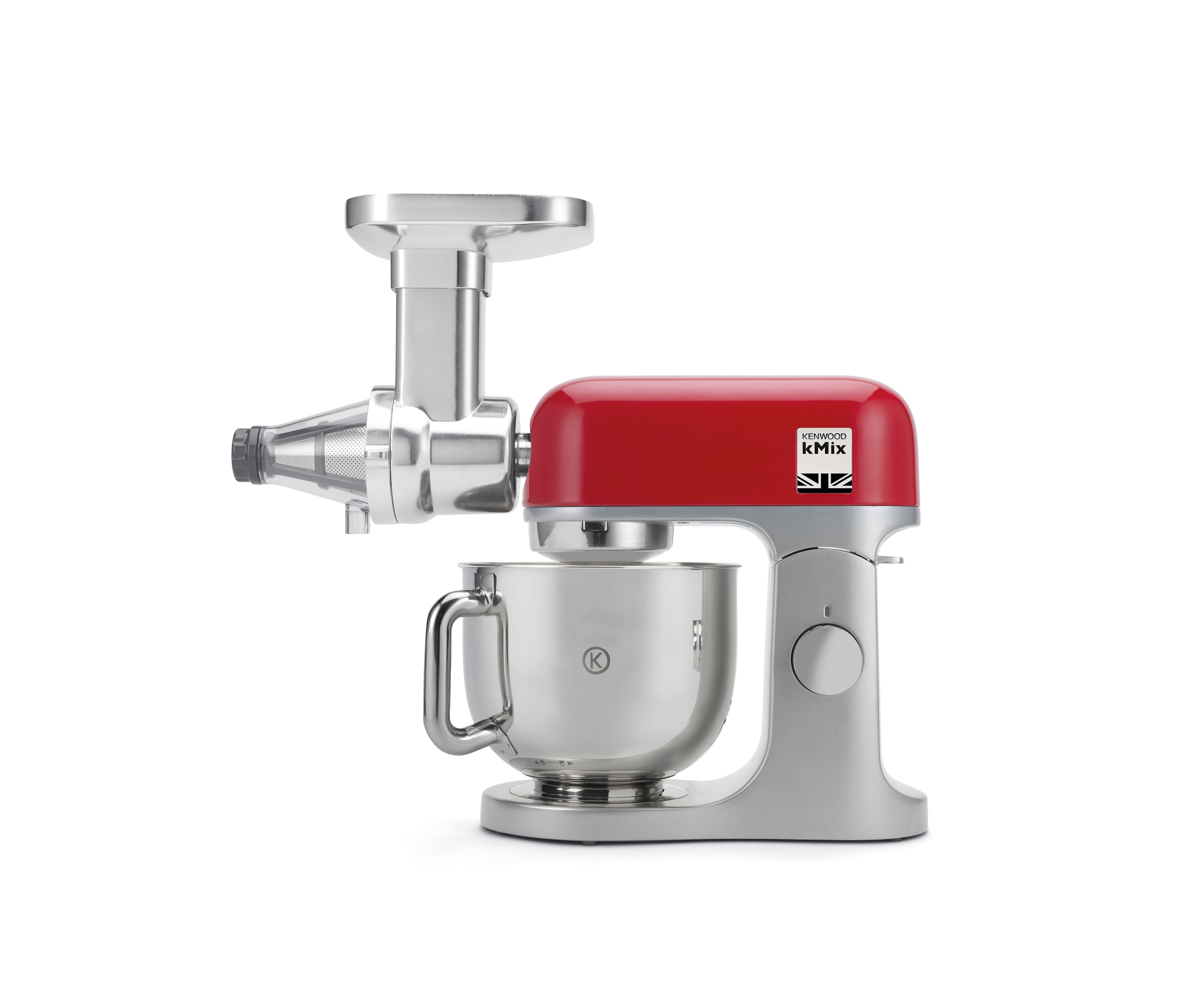 Ein roter und silberner Kenwood kMix Küchenroboter mit seinen Aufsätzen, vor weißem Hintergrund.