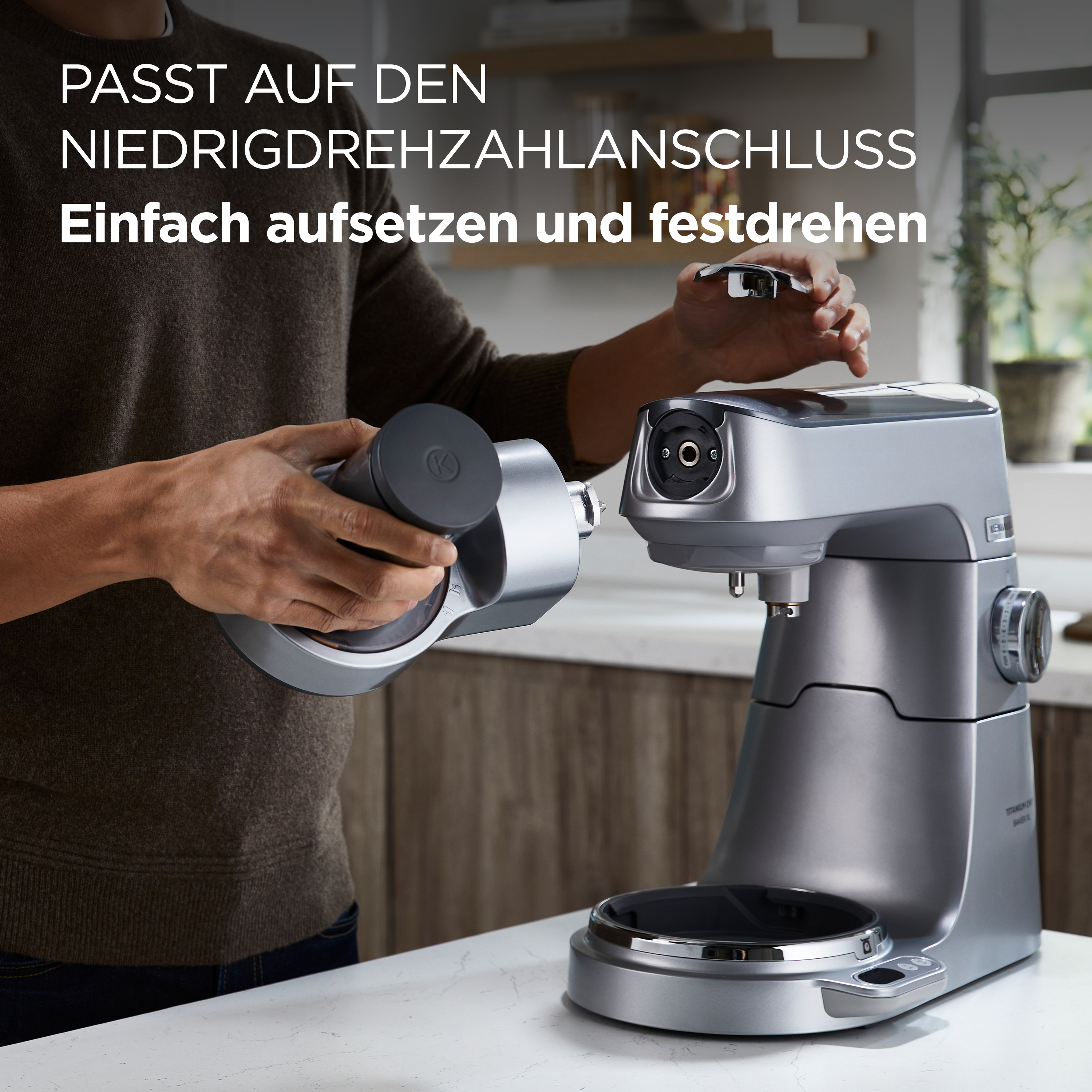 Person montiert silberfarbenes Küchengerät. Text: Einfach anbringen und festziehen.