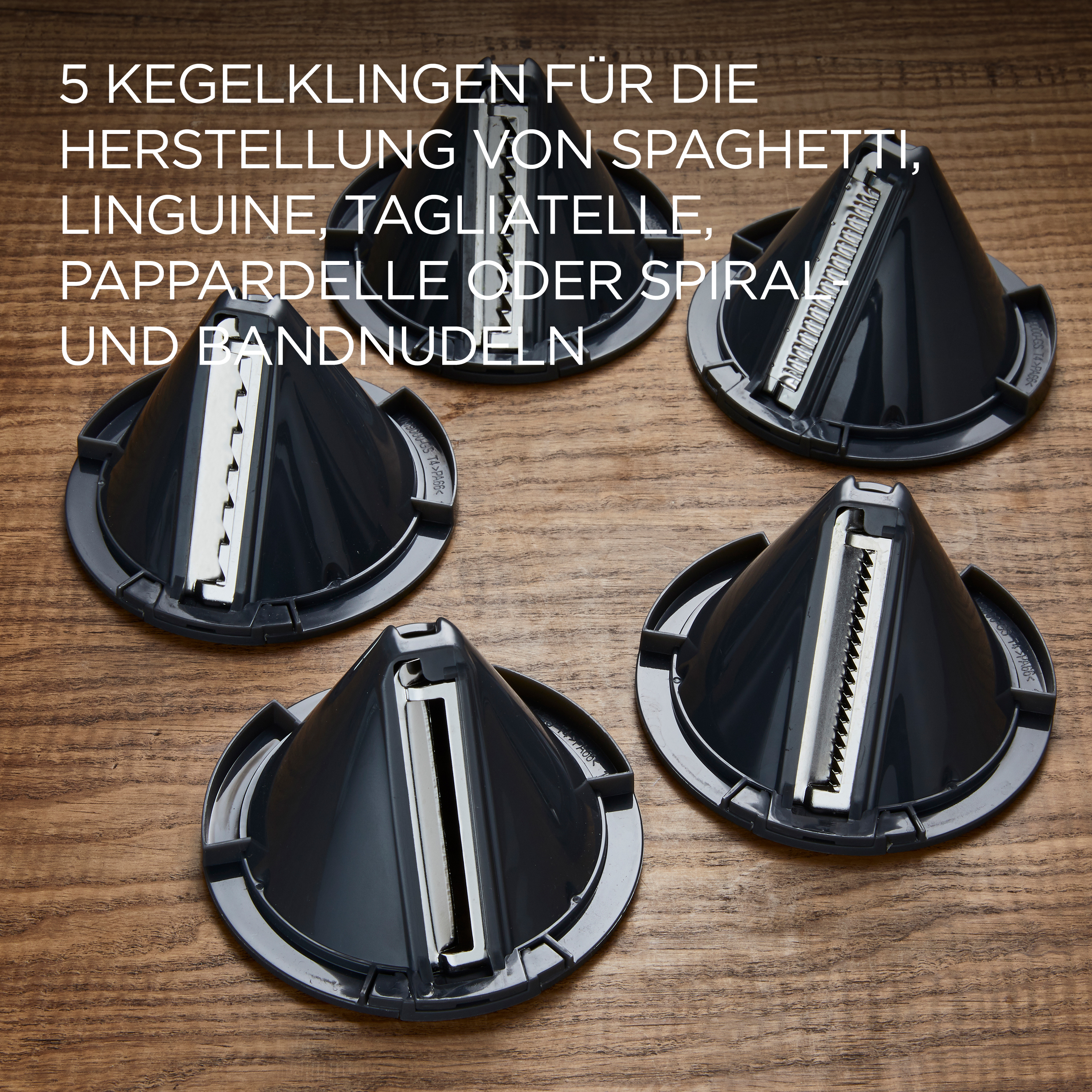 Fünf schwarze Spiralschneiderklingen auf Holzoberfläche mit deutschem Text.