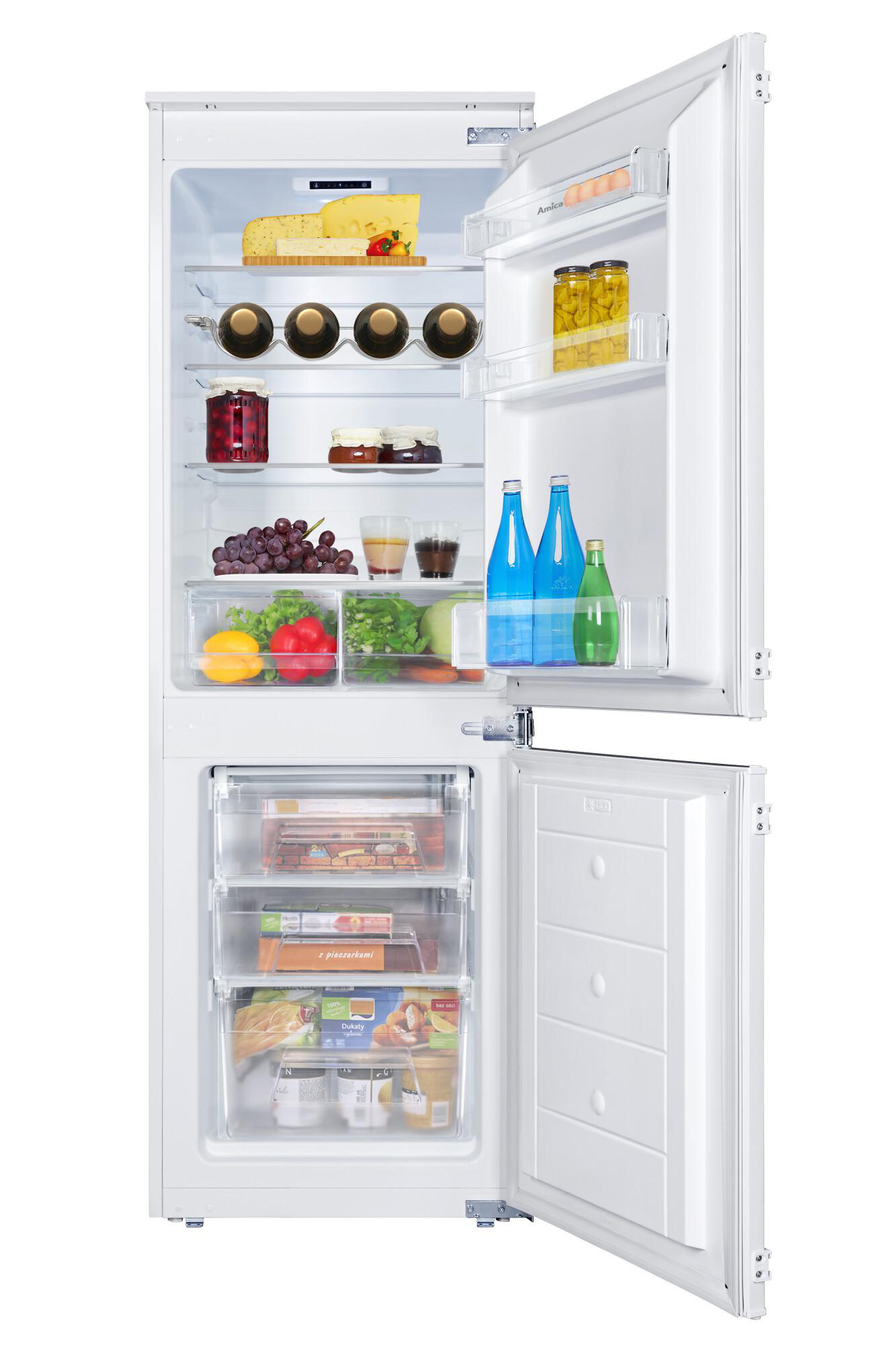 Offener weißer Kühlschrank mit Lebensmitteln. Obst, Gemüse, Getränke und Käse sind sichtbar.
