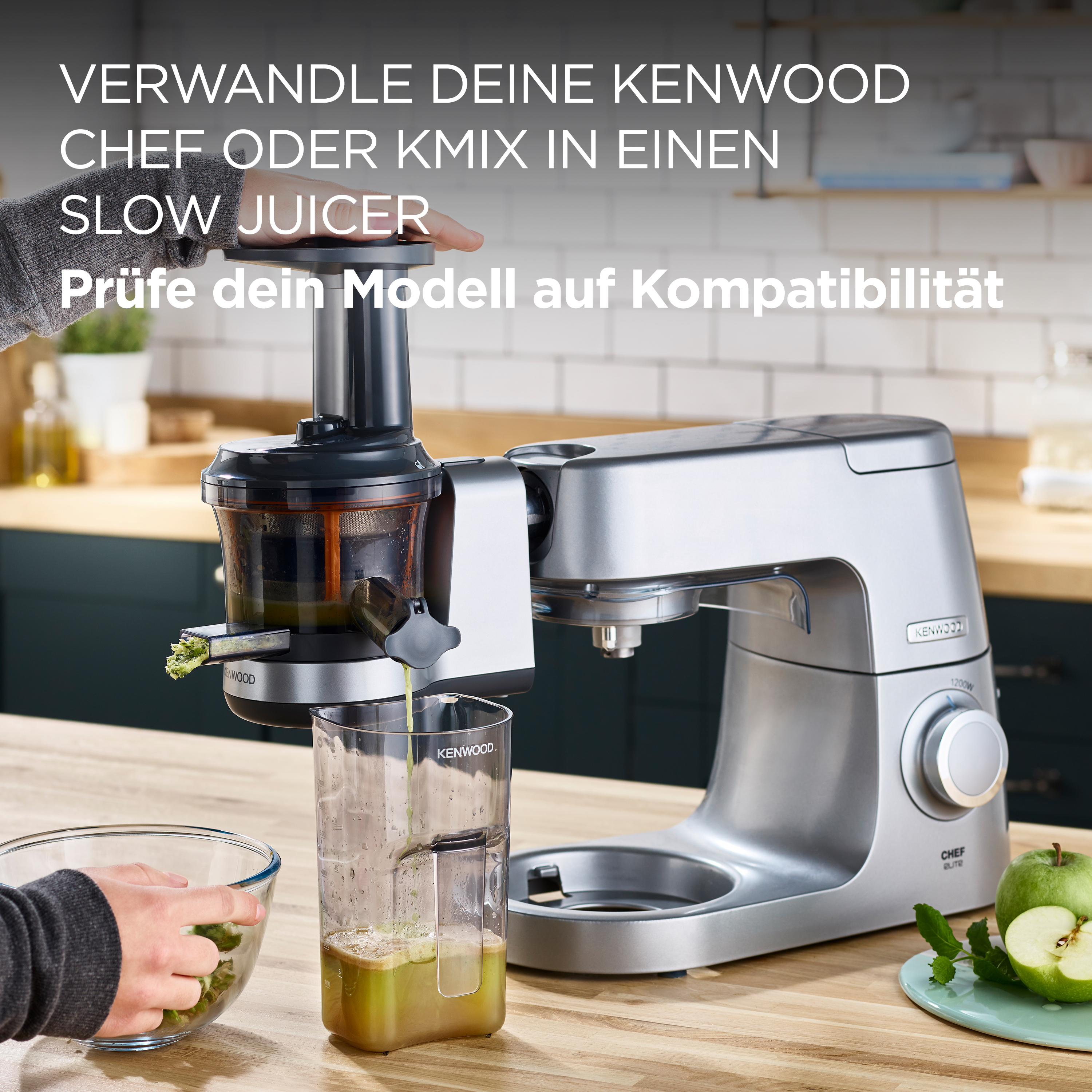 Eine Kenwood Küchenmaschine mit einem Slow Juicer-Aufsatz, einem Glas und grünen Apfelscheiben.