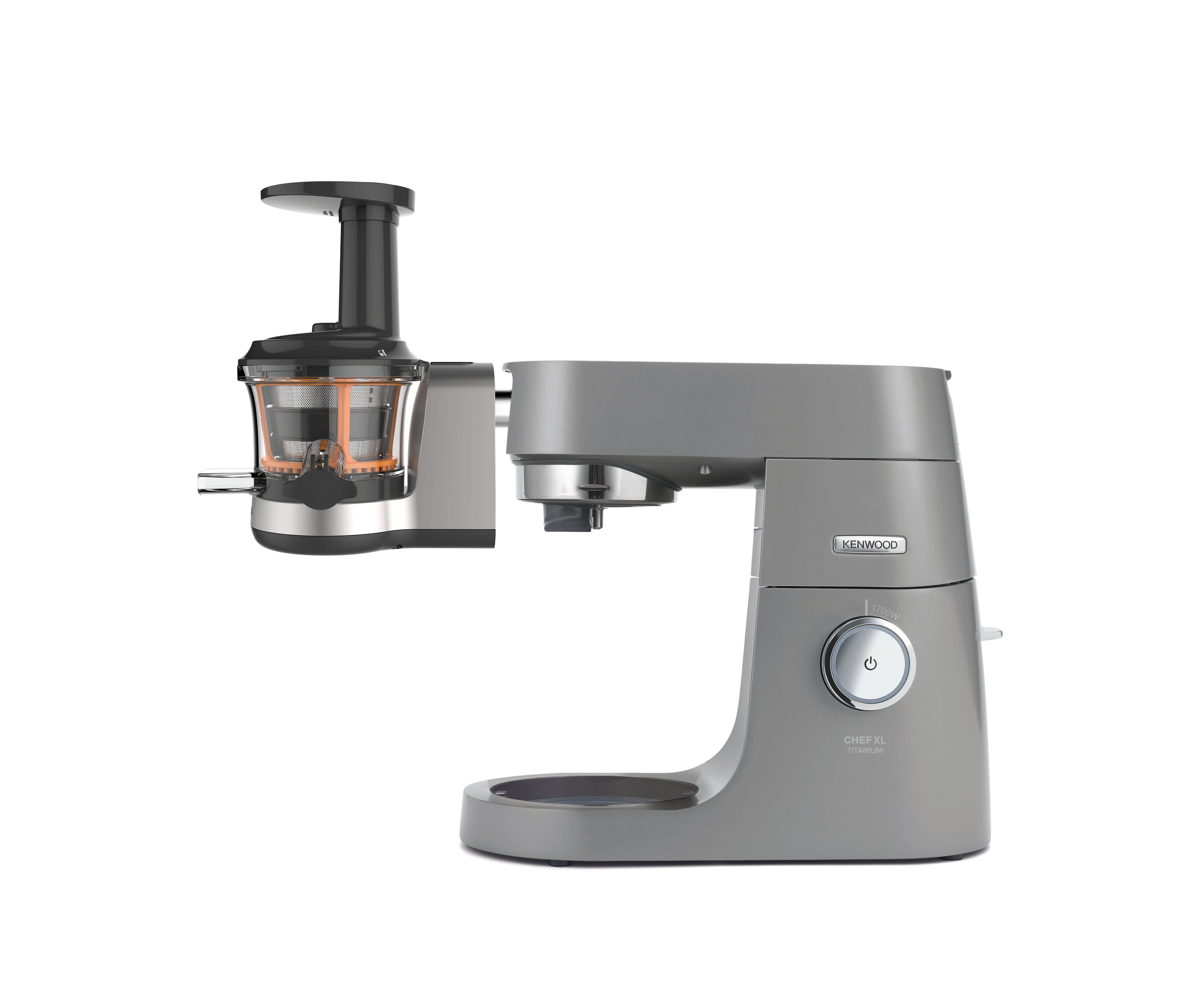 Ein grauer Kenwood-Küchenmixer mit einem Entsafter-Aufsatz auf weißem Hintergrund.