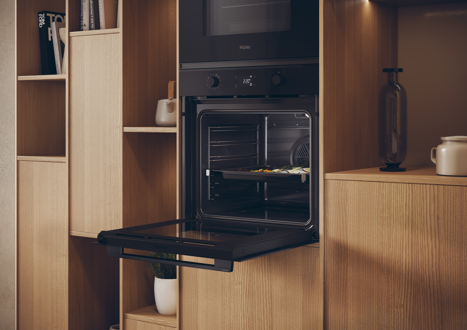Horno Haier negro empotrado en un mueble de madera con la puerta abierta, mostrando una bandeja.