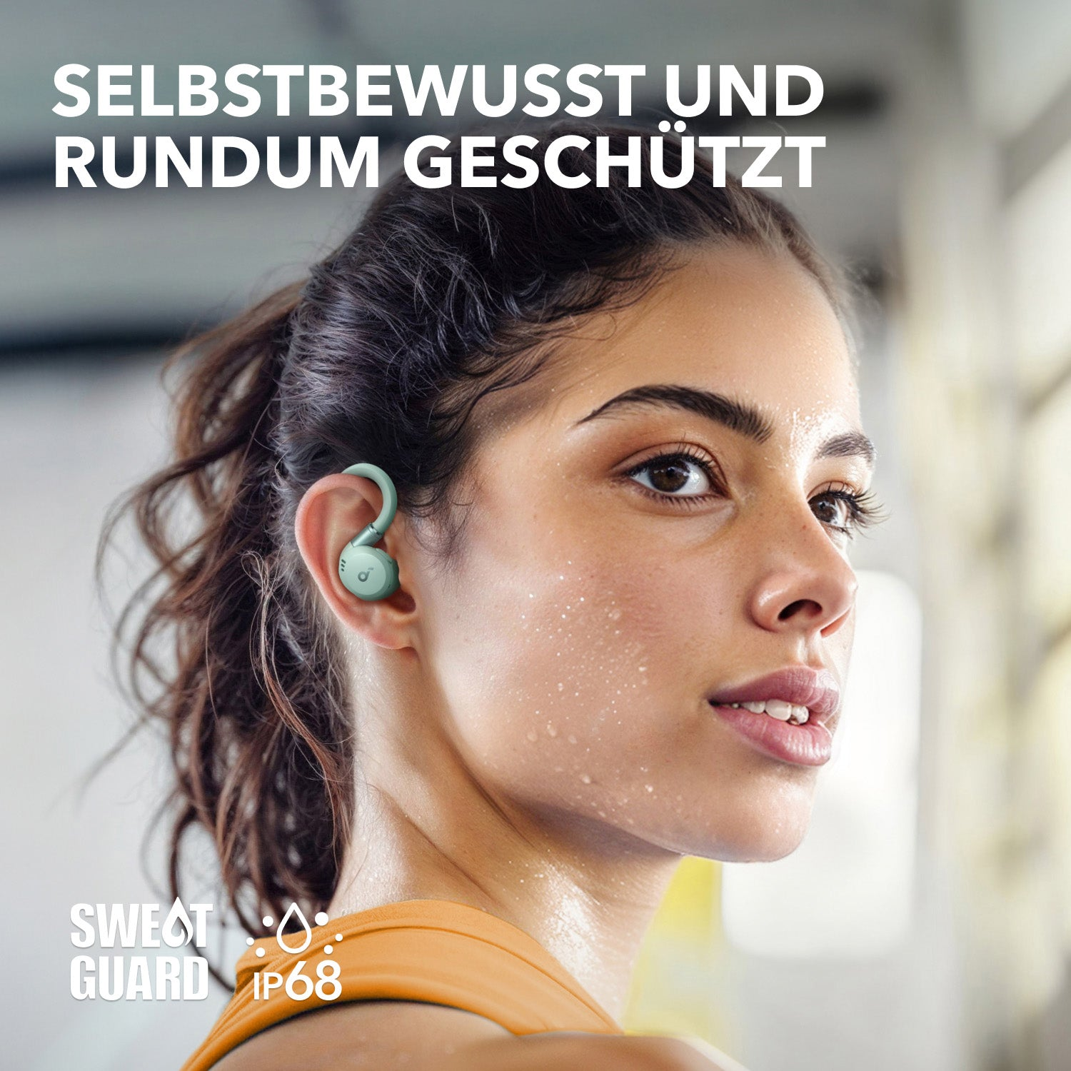 Frau trägt türkis Ohrhörer, schweißresistent. Text: 'Sweat Guard IP68'.