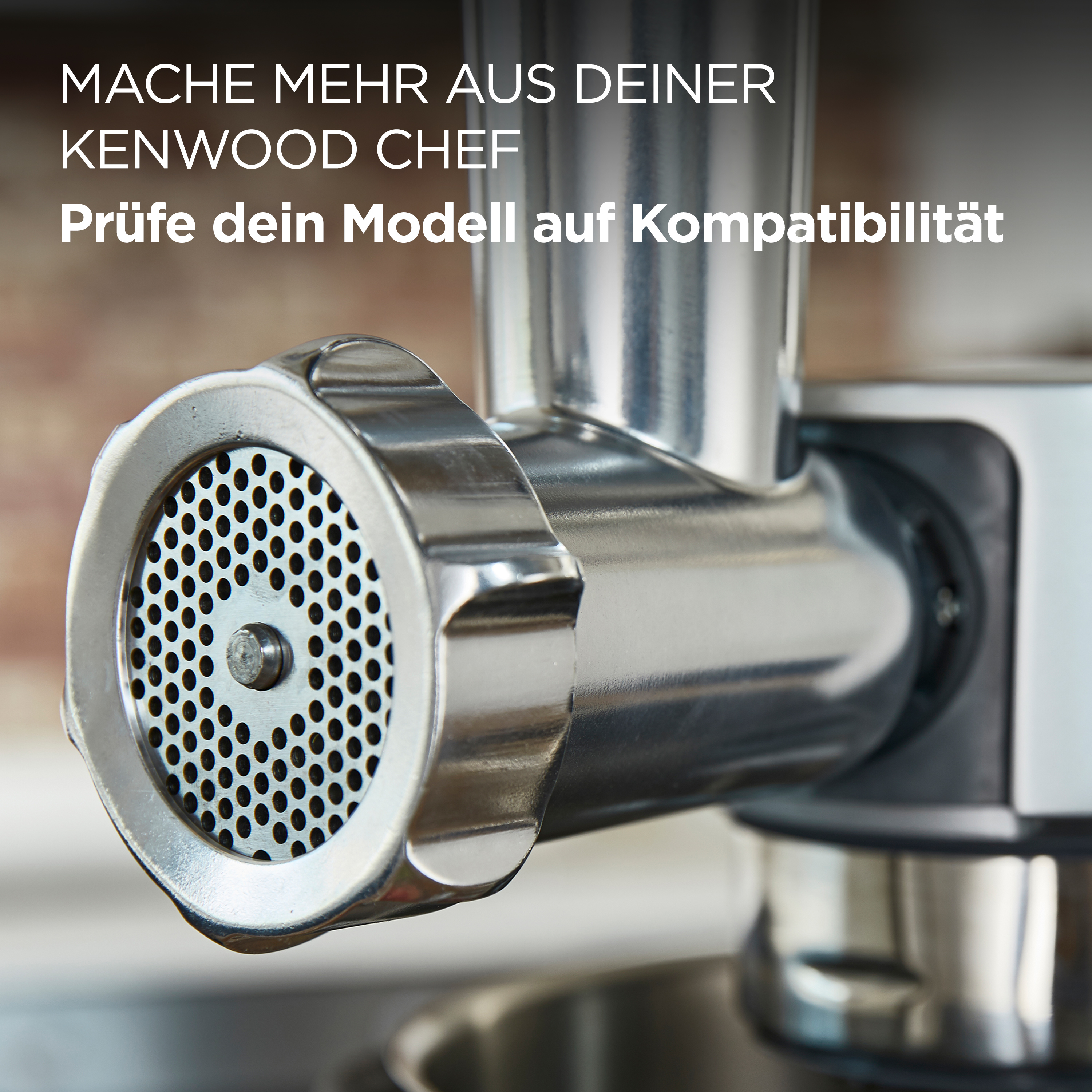 Nahaufnahme eines Metall-Kenwood Chef Fleischwolfs.