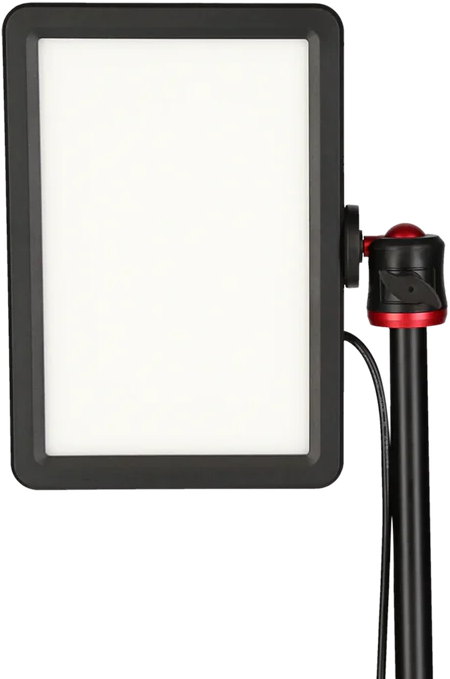 Une lumière rectangulaire brillante sur un pied. La lumière est blanche, avec un cadre noir et des accents rouges.