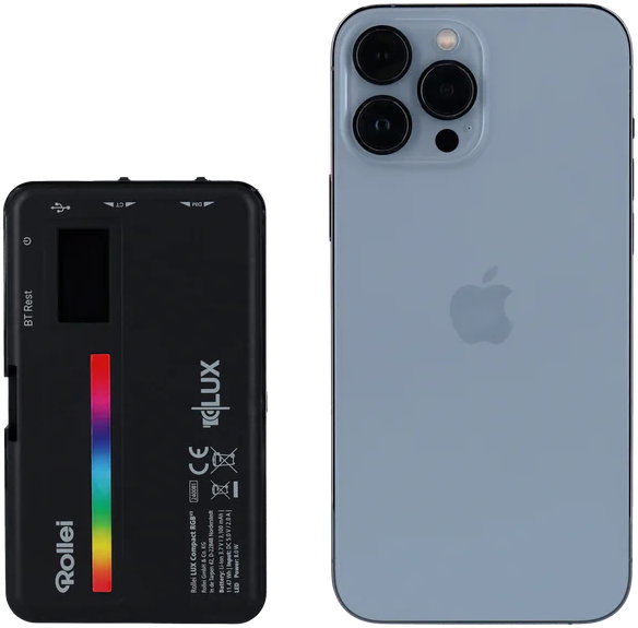 Une lumière RVB compacte et un téléphone bleu clair sur fond noir.