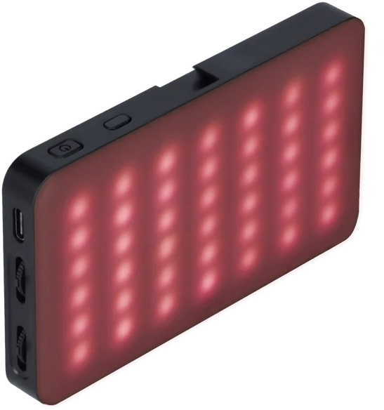 Un appareil rectangulaire noir et rouge avec de nombreuses lumières rouges est incliné vers le spectateur.