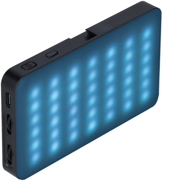 Une petite lumière bleue avec plusieurs petites lumières sur une surface noire.