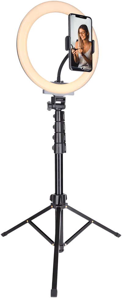 Une lampe annulaire avec un téléphone attaché, éclairant une femme tenant un téléphone. La lumière est sur un trépied.
