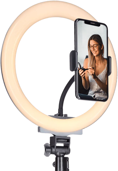 Une lampe annulaire avec un téléphone attaché. Une femme est sur l'écran du téléphone, souriante.