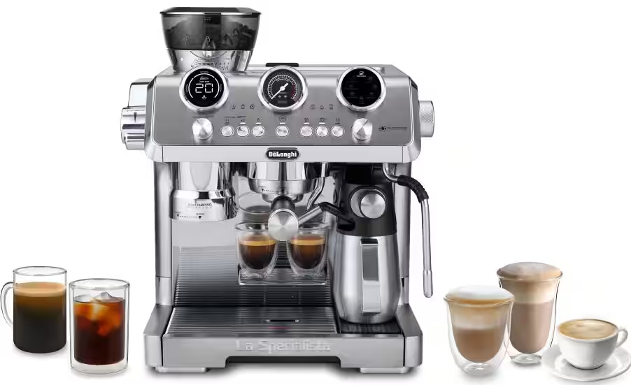 Espressomaschine aus Edelstahl mit Kaffee und Milchgetränken in Gläsern.