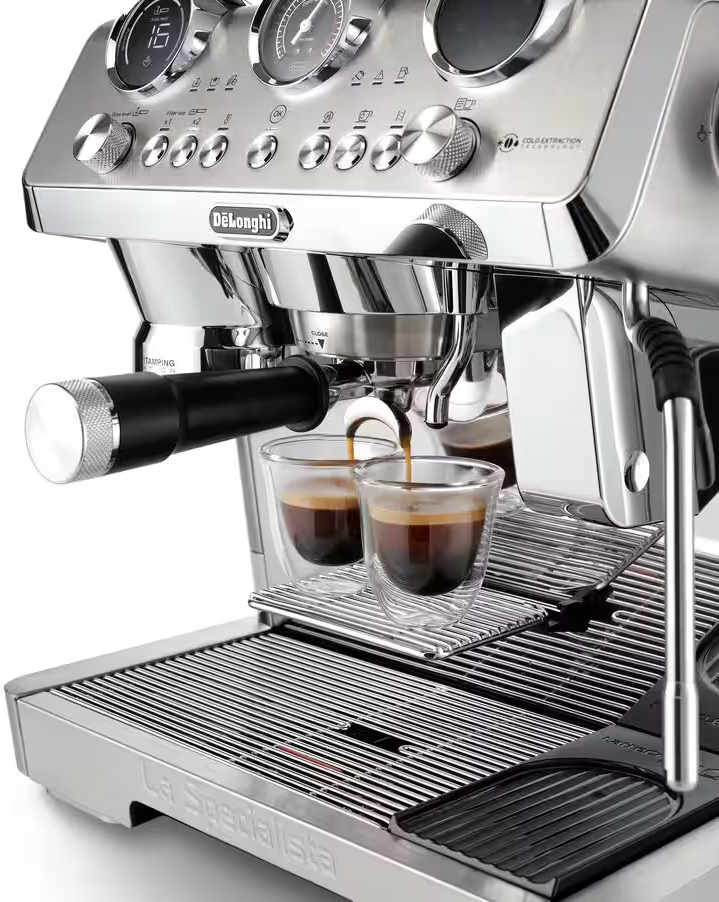 Silberne Espressomaschine mit zwei Gläsern, die mit Kaffee gefüllt werden. Ein Chrom- und Schwarz-Design.
