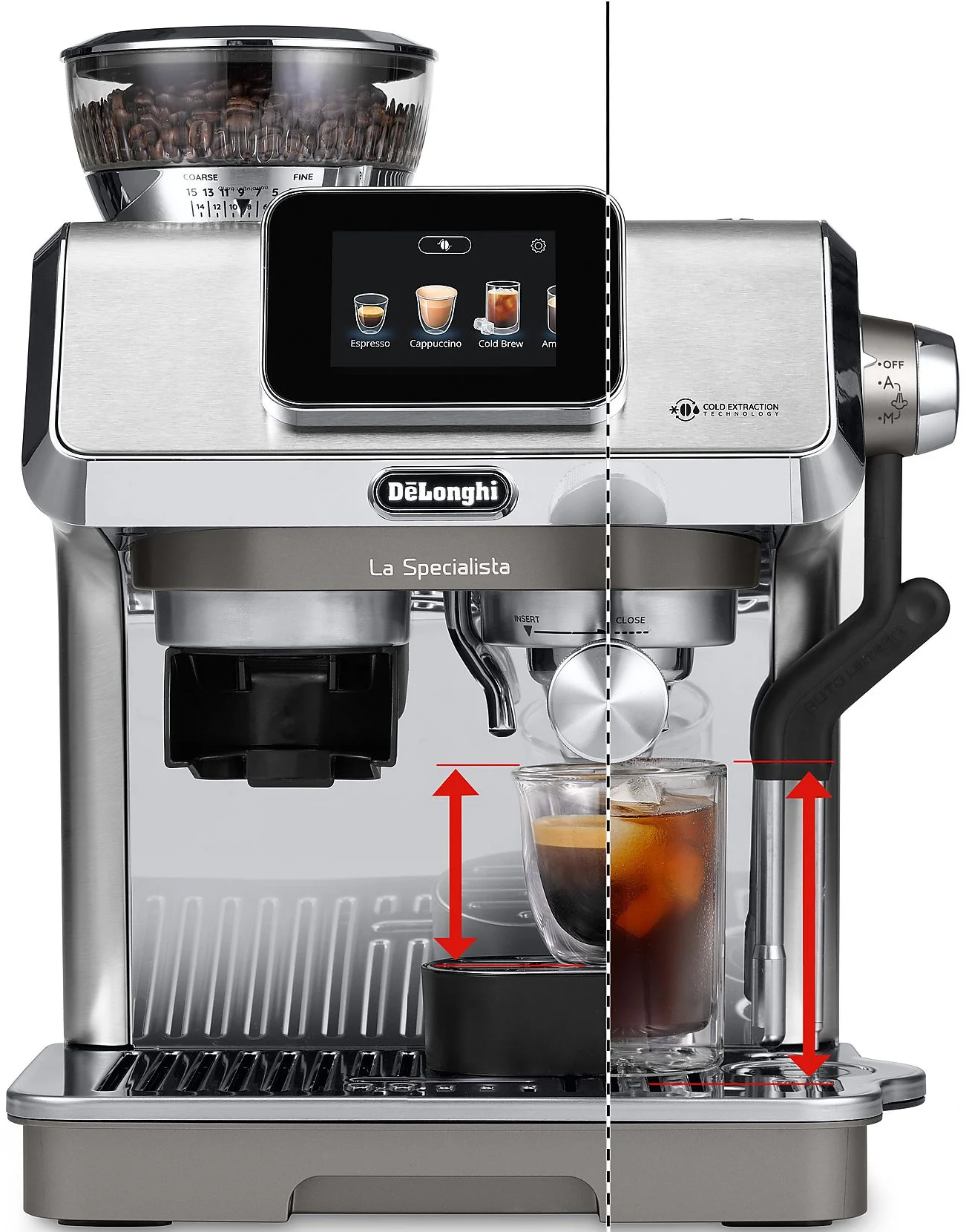 Una macchina da caffè Delonghi con un espresso versato in un bicchiere con ghiaccio.