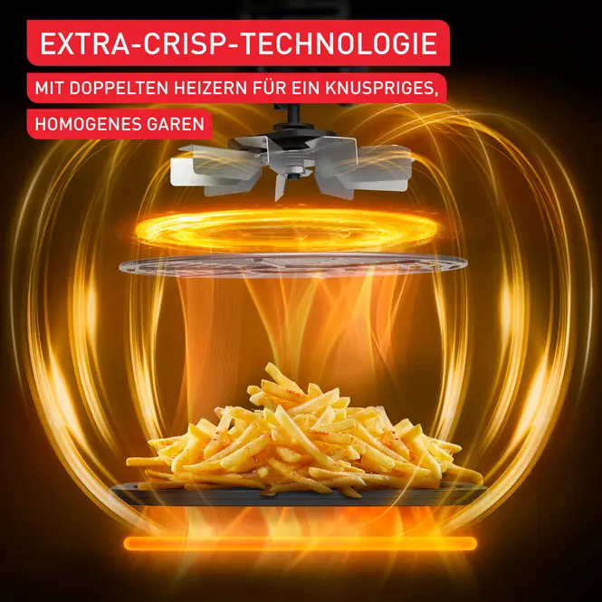 Pommes Frites werden in einer Heißluftfritteuse mit hellem orangefarbenem Glanz zubereitet.