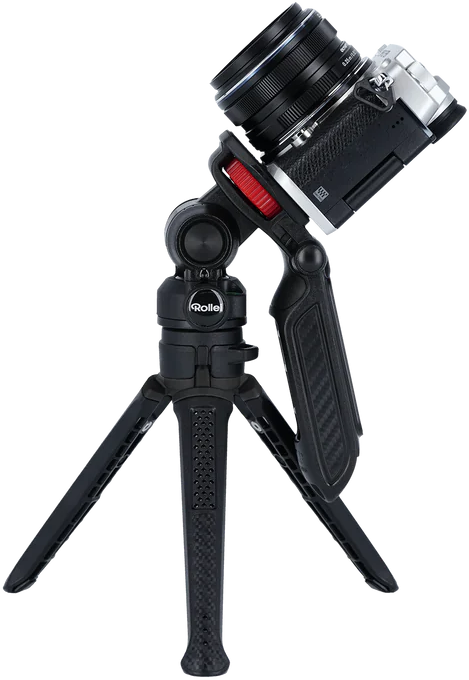 Una fotocamera montata su un mini treppiede. La fotocamera è nera e argento. Il treppiede è nero.