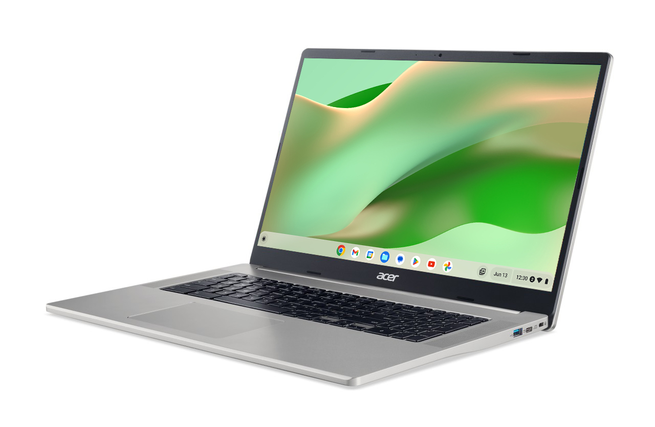 Silberner Acer-Laptop, geöffnet auf einer weißen Oberfläche, zeigt einen grün-weißen abstrakten Hintergrund auf dem Bildschirm.