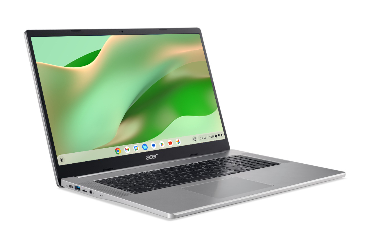 Ein silberner Acer-Laptop, leicht geöffnet, auf weißem Hintergrund.