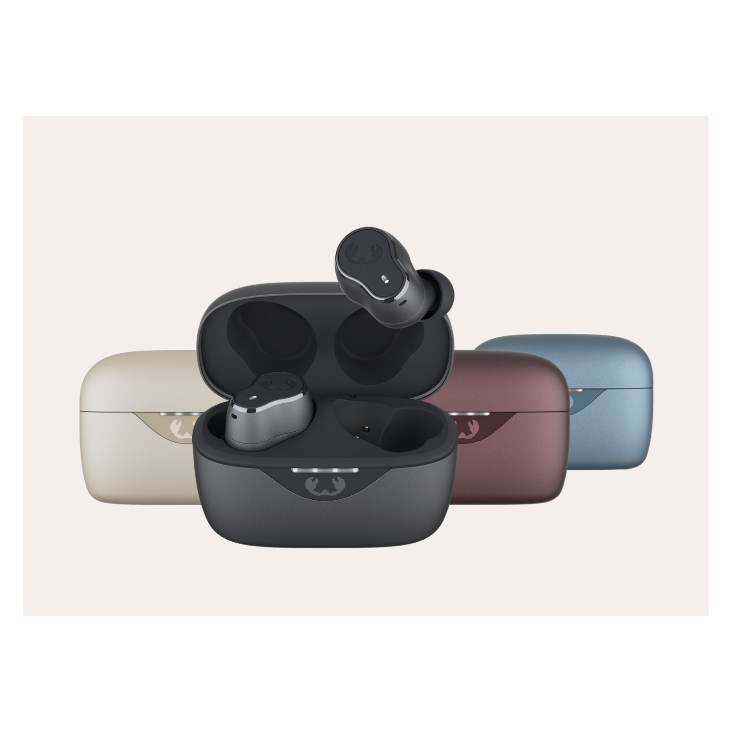Oordopjes met meerdere hoesjes, verschillende kleuren, op een witte achtergrond.