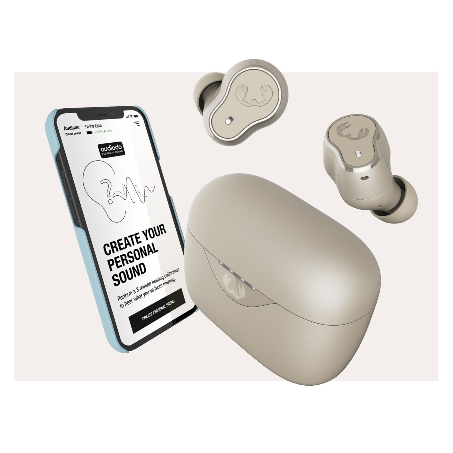 Oordopjes, case en telefoon. Telefoon toont app: 'Creëer je persoonlijke geluid'. Oordopjes zijn beige, case is beige.