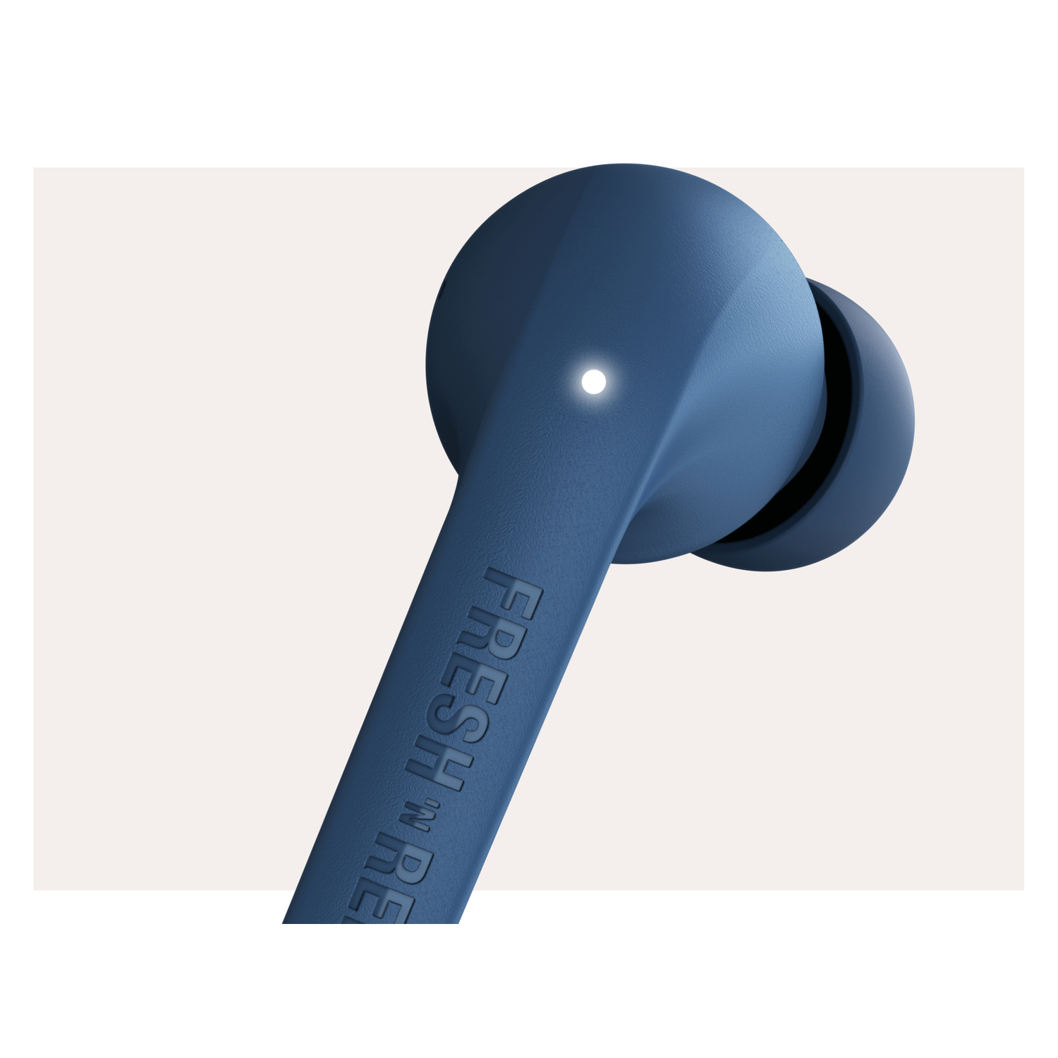 Écouteur bleu avec texte 'FRESH 'N RE' et une lumière blanche.