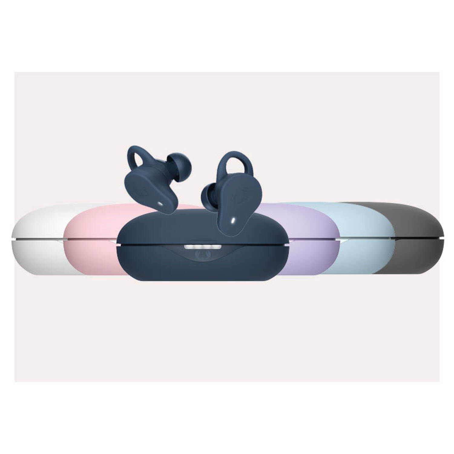 Écouteurs et étui de chargement en rangée. L'étui est bleu marine, autres couleurs rose, violet, gris.