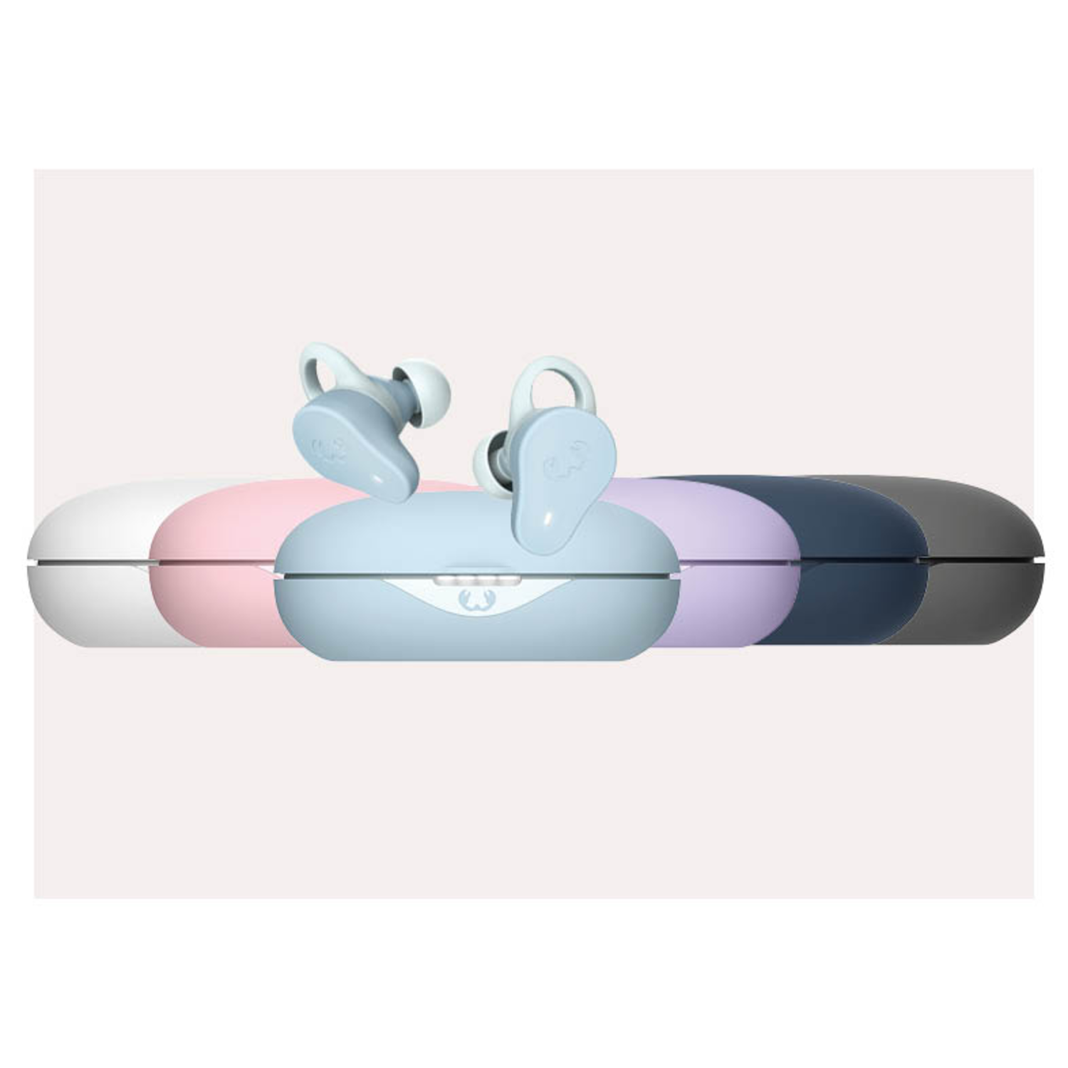 Oortelefoons op een rij hoesjes. Verschillende kleuren: roze, blauw, paars, marineblauw en grijs.
