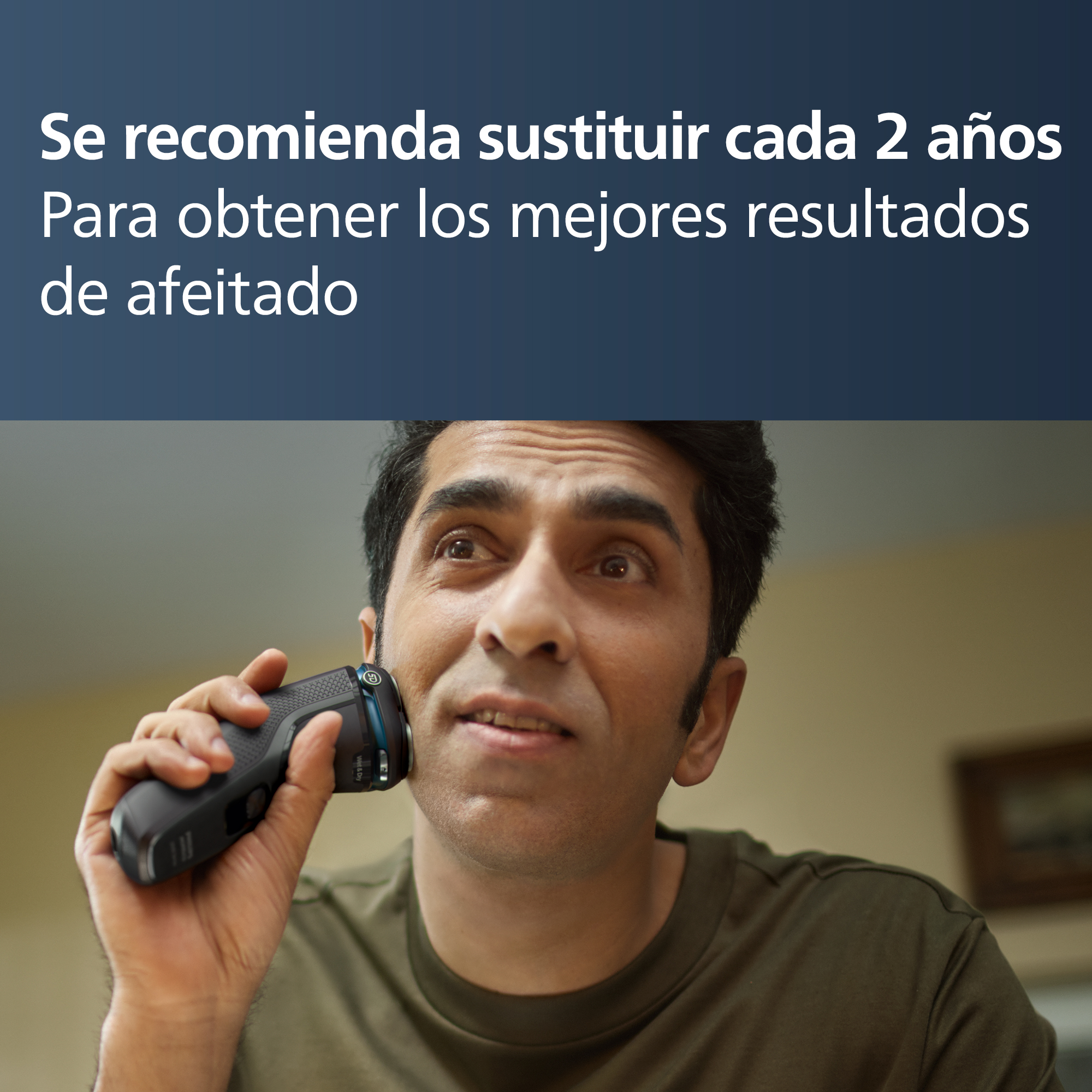 Un hombre se afeita con una afeitadora eléctrica. Texto que indica reemplazar cada dos años.