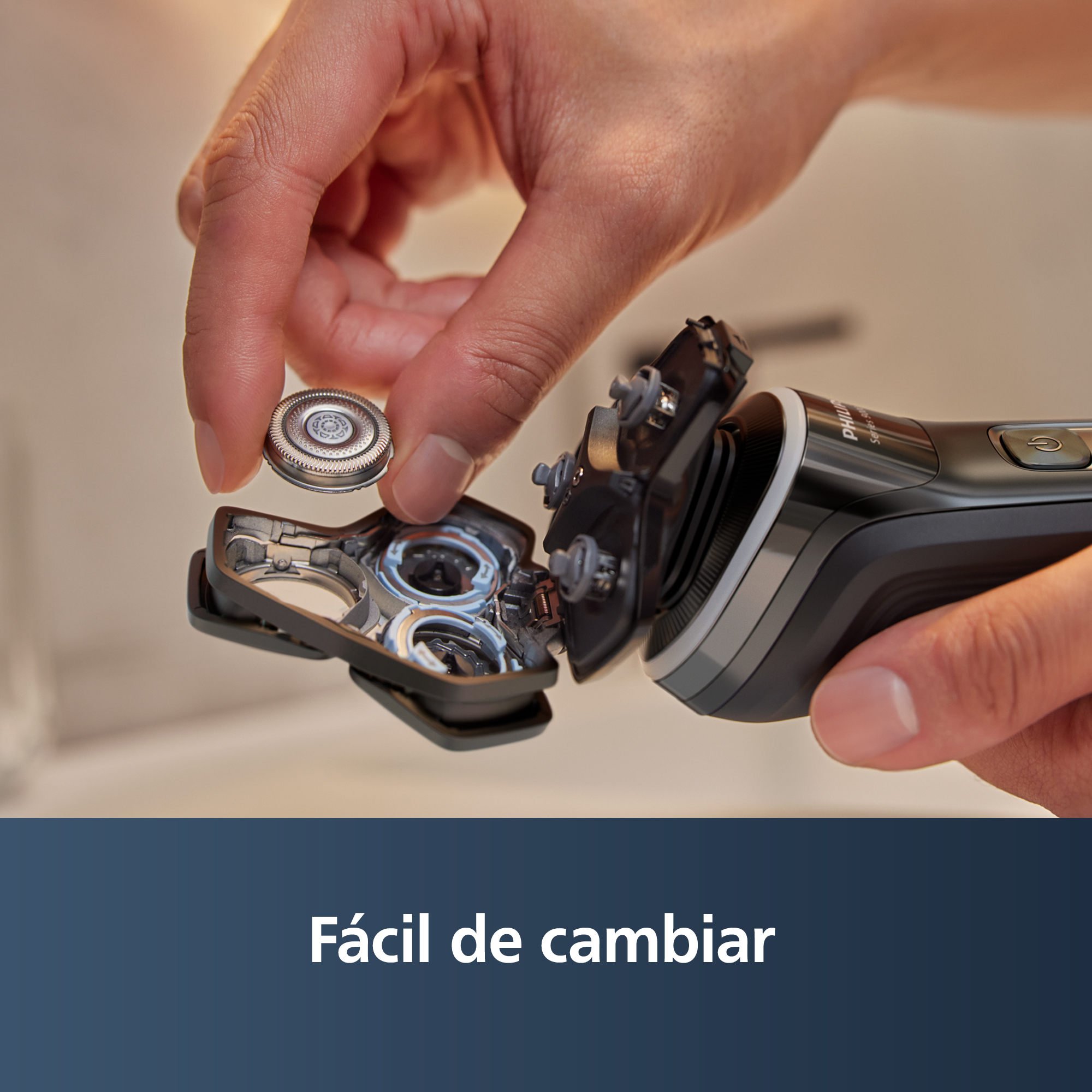 Manos desmontando afeitadora eléctrica, cuchilla retirada, primer plano, texto 'Fácil de cambiar'.