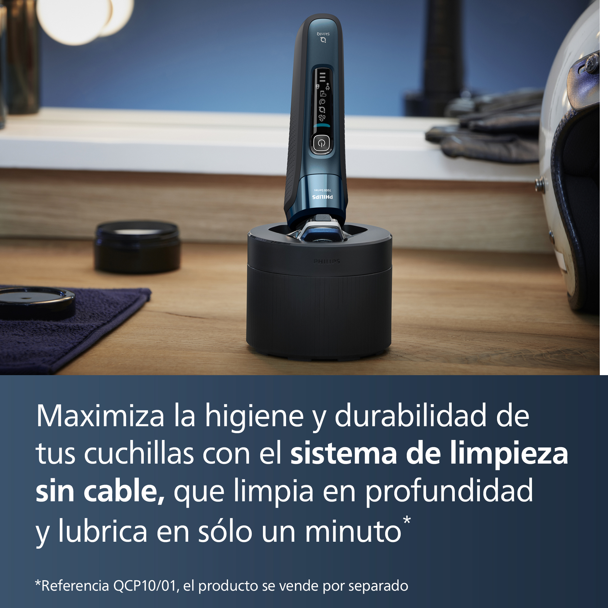 Afeitadora eléctrica en un soporte con texto en español, sobre una superficie de madera, con fondo borroso.