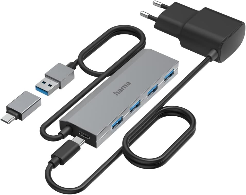 Un concentrador USB plateado con múltiples puertos, cables y un adaptador de corriente. Fondo blanco.