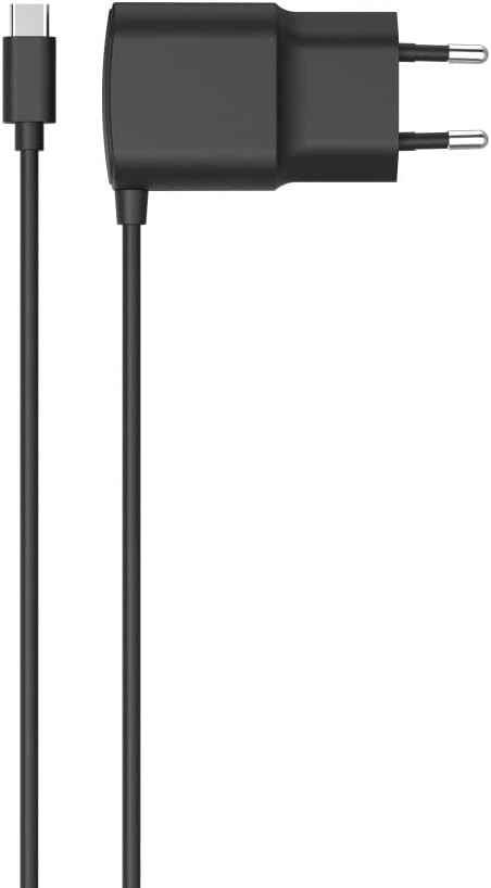 Cargador y cable negros. Fondo blanco.