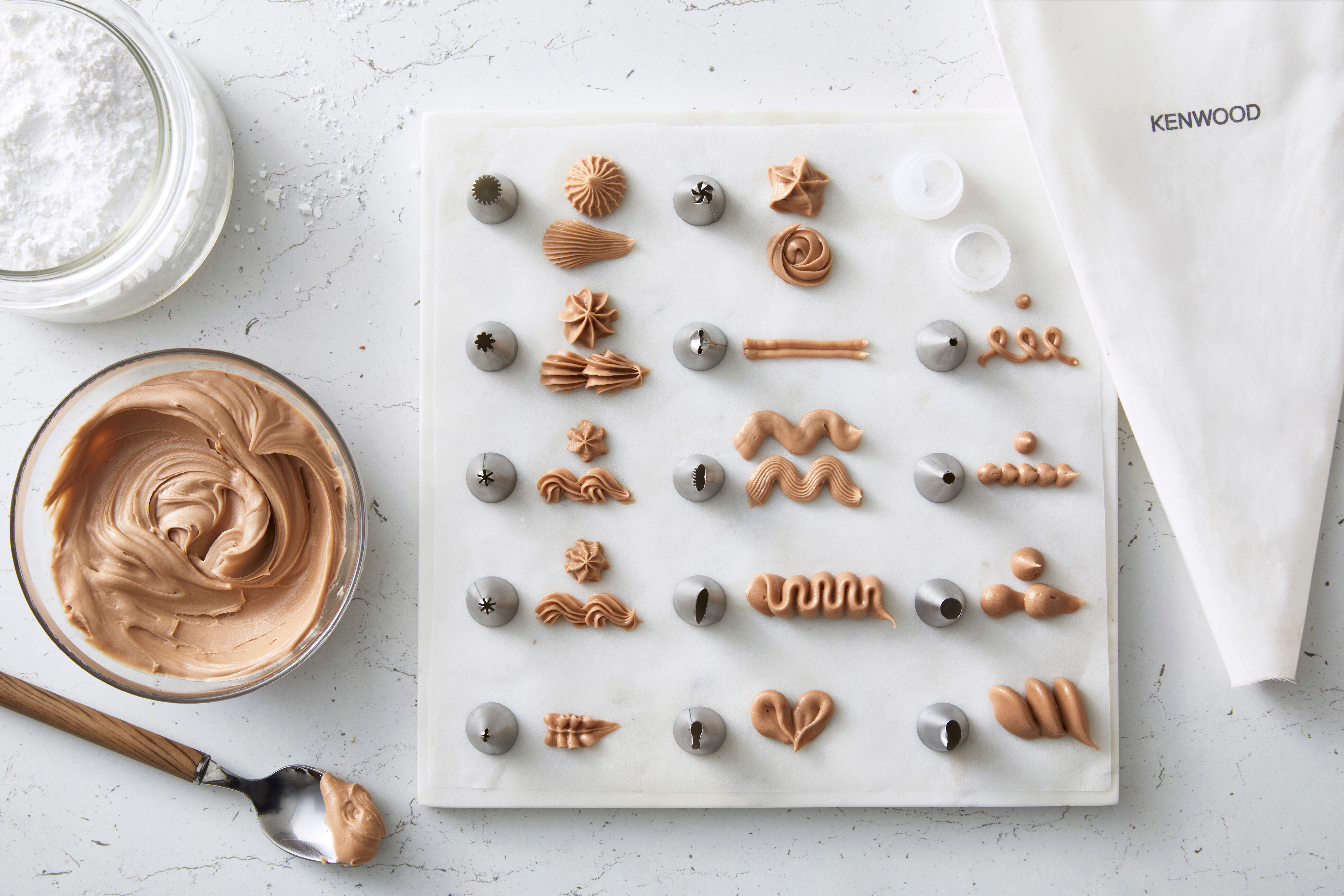 Kenwood Tortendekorationsset KWSD100, Deko-Set für Kuchen und Torten inkl. Tortenplatte, Spritzbeutel, 3 Teigschaber, Winkel- und Streichpalette und Tortensäge, Edelstahl