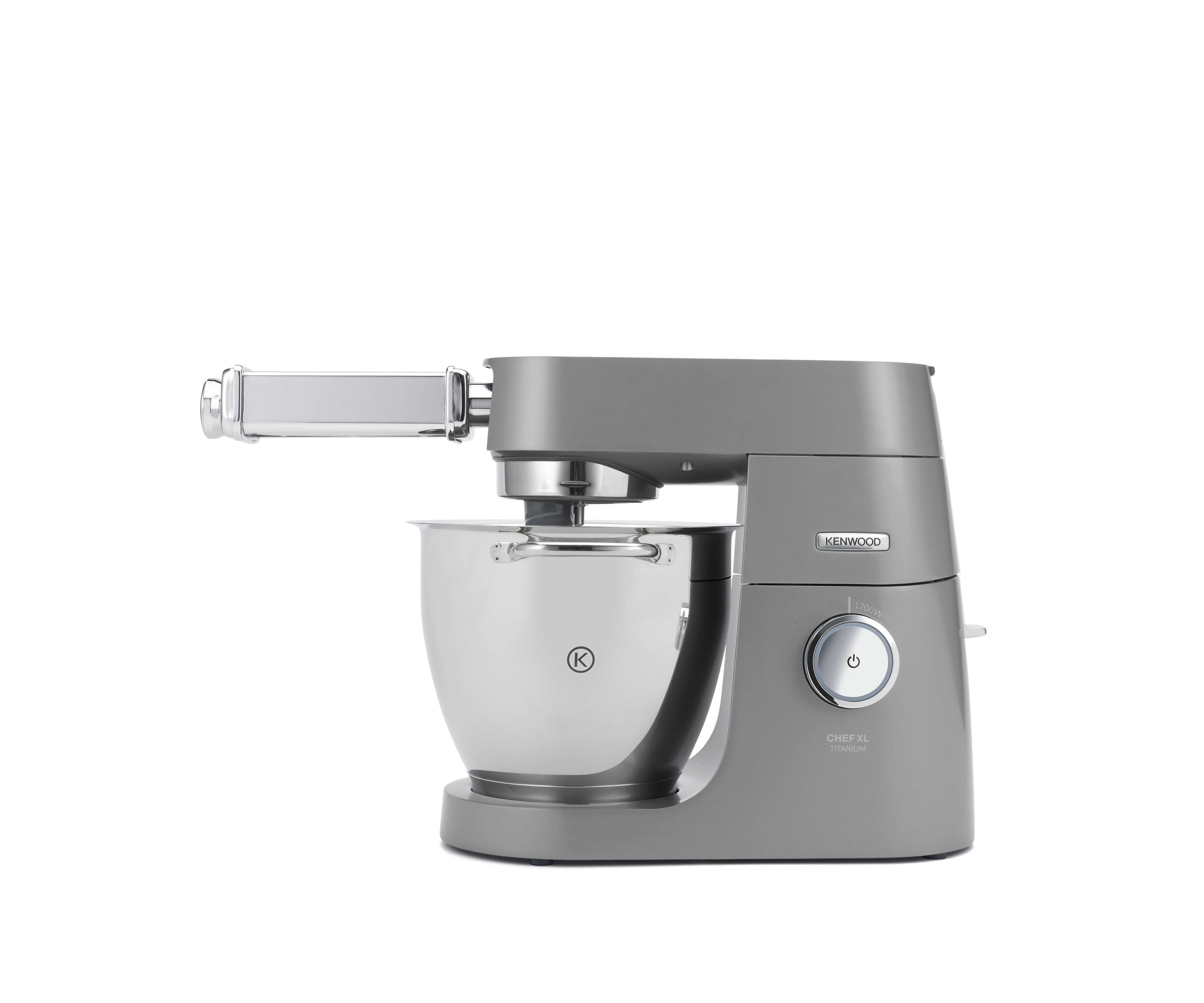 Ein graues Küchengerät Kenwood Chef XL mit Edelstahlschüssel und Aufsätzen.