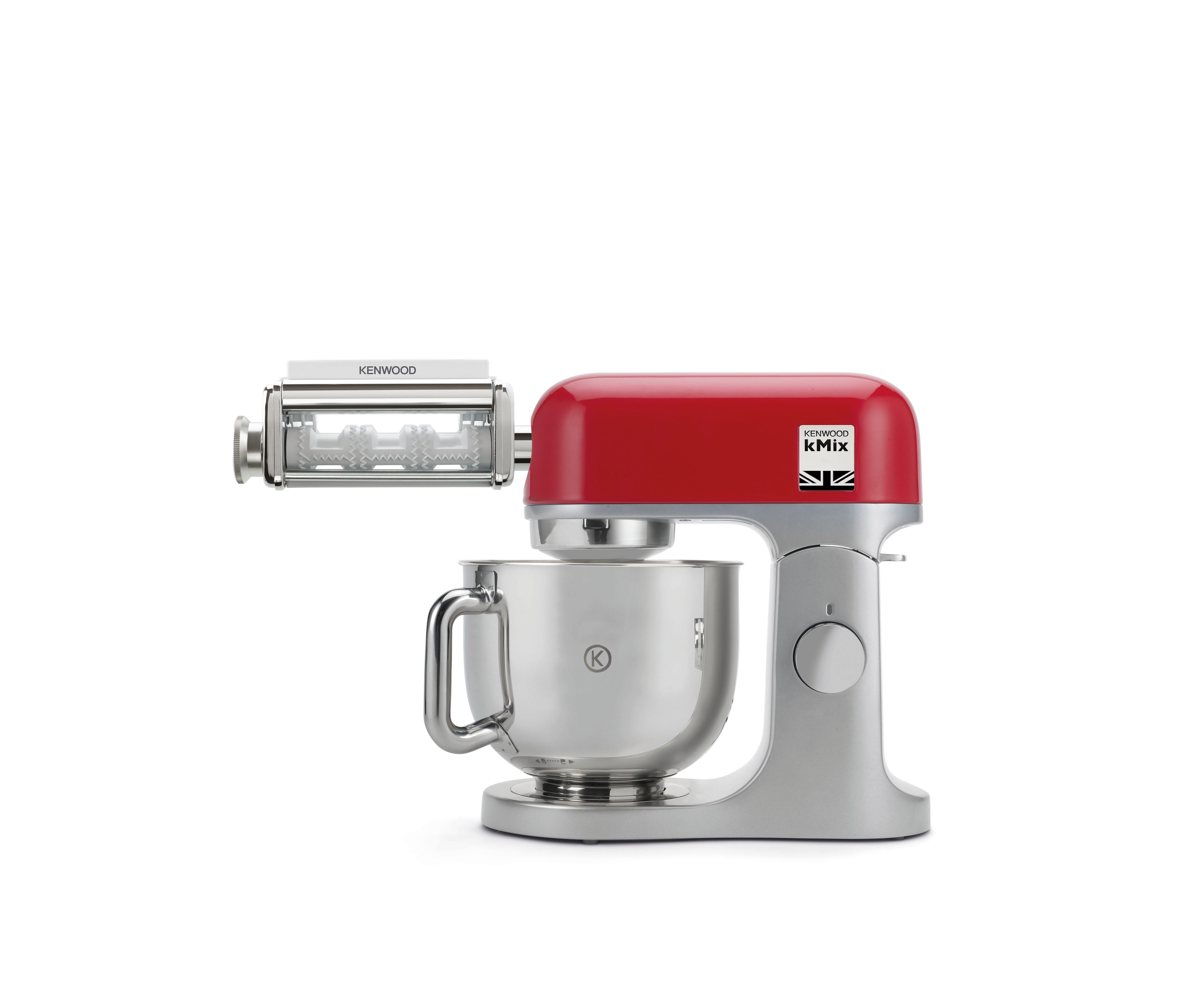 Ein roter und silberner Küchenmixer mit Pastaaufsatz, vor weißem Hintergrund.
