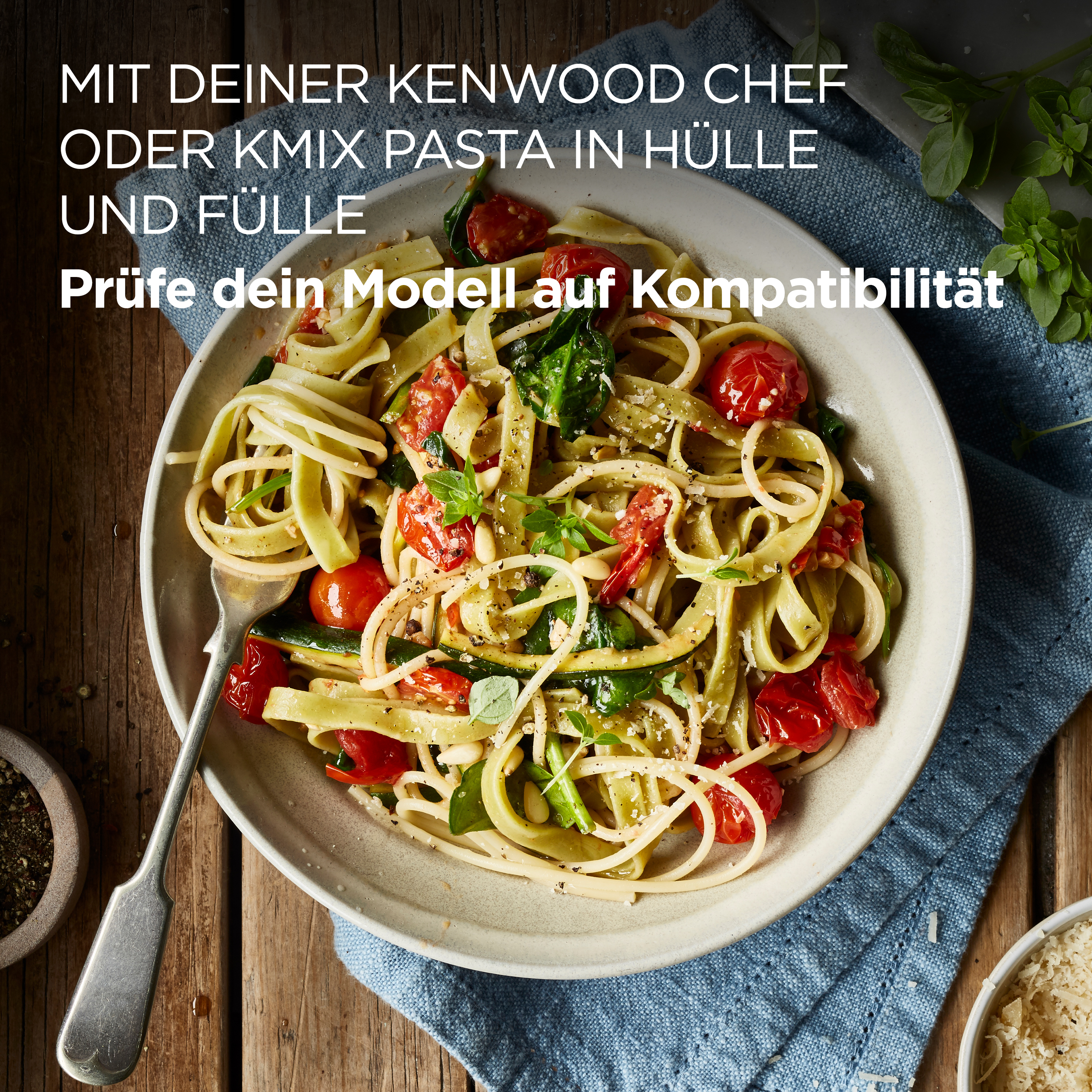 Pasta mit Tomaten und Basilikum in einer Schüssel auf einem Holztisch. Text ist oben.
