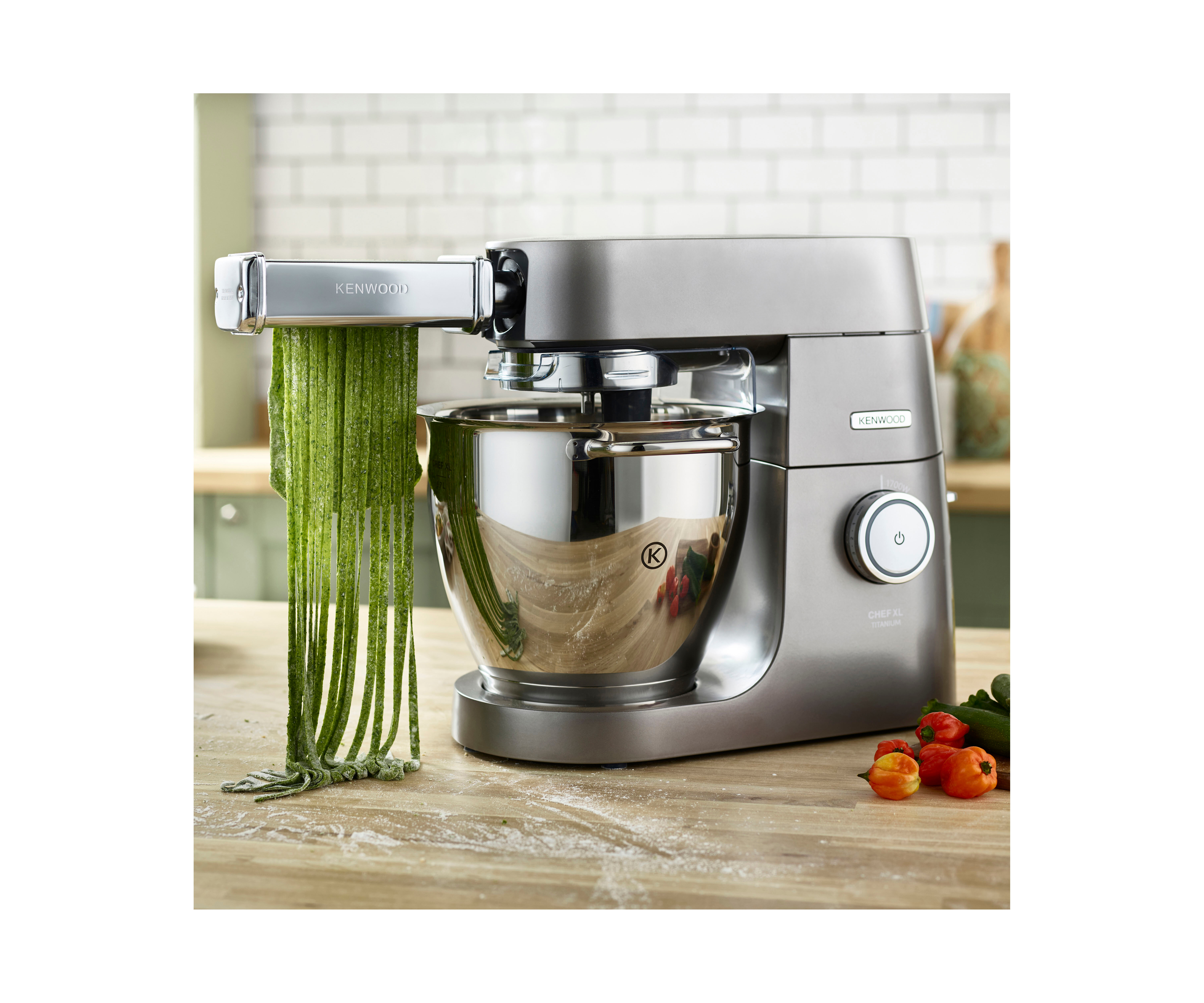 Kenwood Chef XL Küchenmaschine mit Pastamaker-Aufsatz, mit grünen Nudeln.