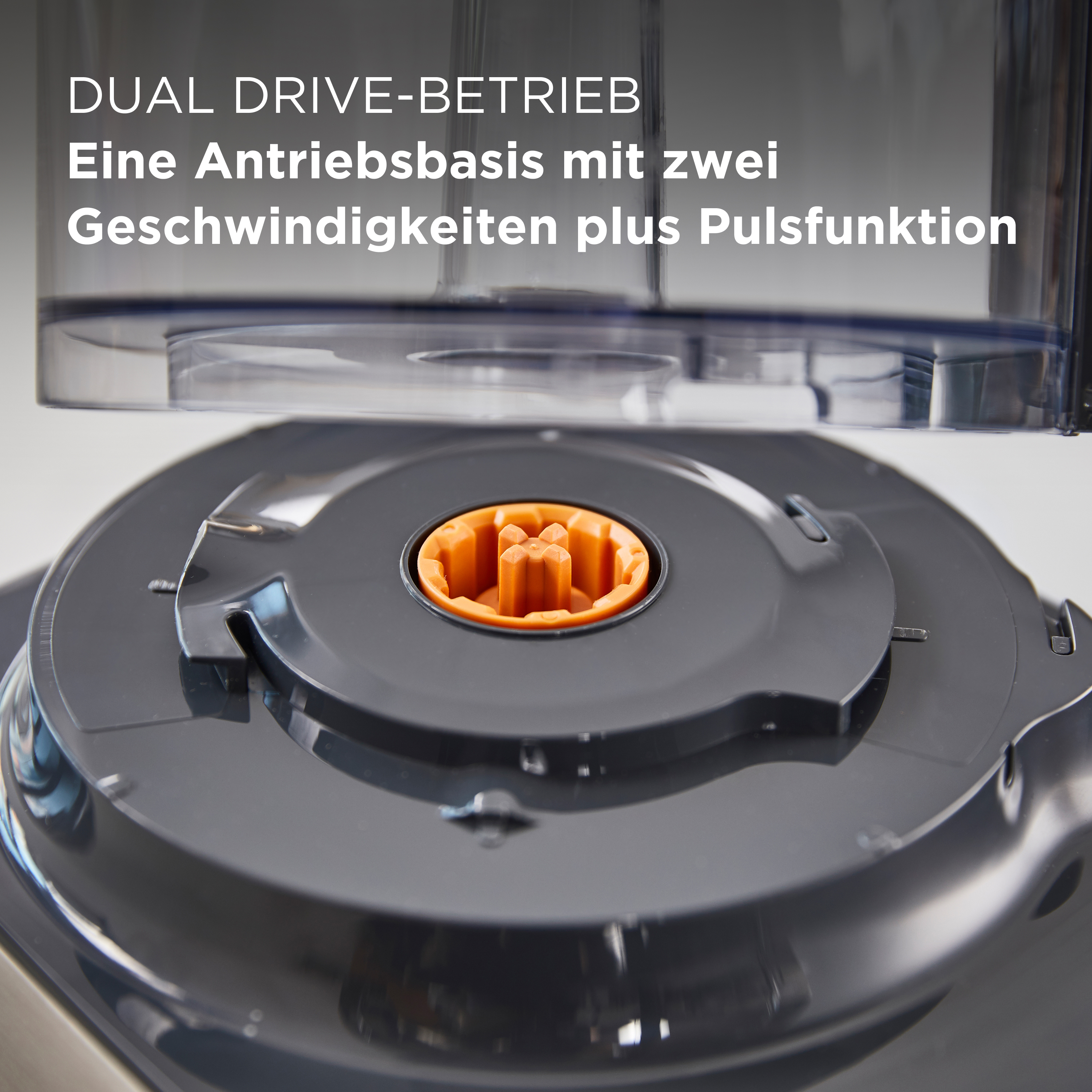 Nahaufnahme eines Küchengeräts mit dem Text 'DUAL DRIVE-BETRIEB' oben.
