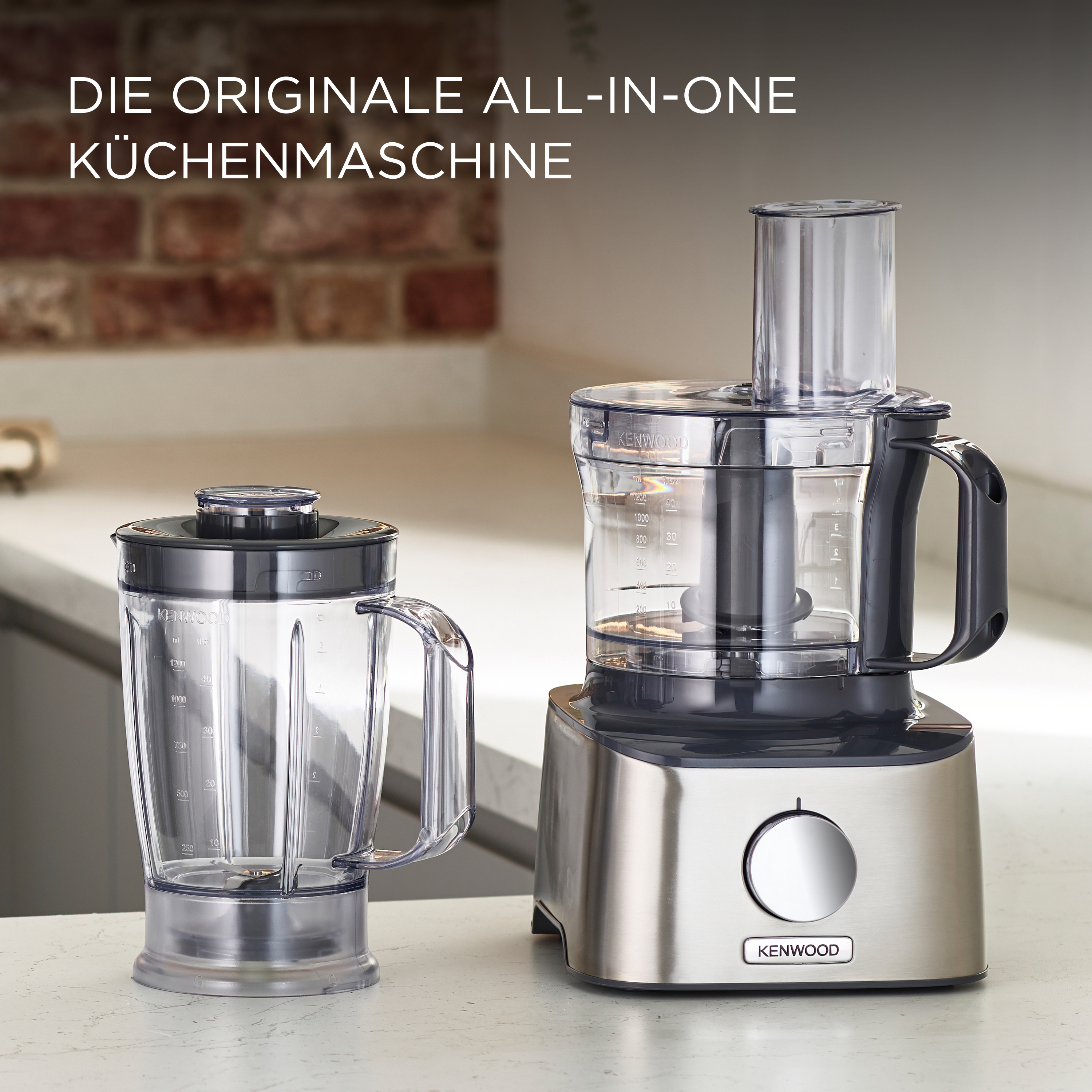 Küchengerät mit Mixer und Küchenmaschine. Edelstahl und schwarz.