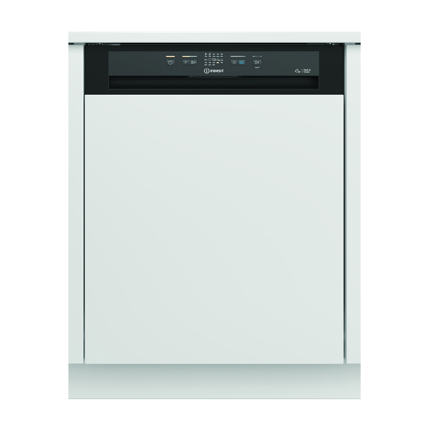Una lavastoviglie Indesit bianca. La porta è chiusa e c'è un pannello di controllo in alto.