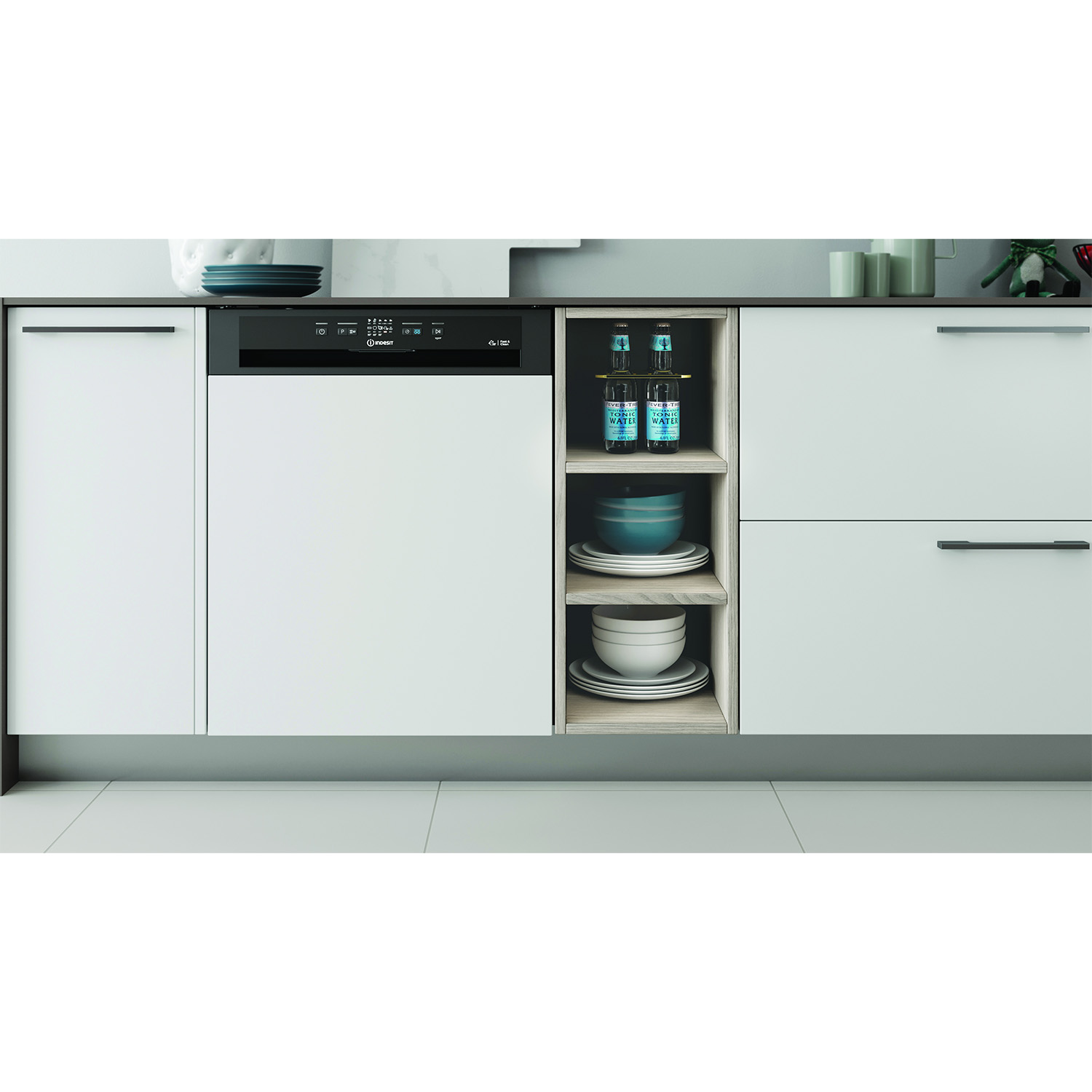 Una lavastoviglie integrata in un mobile da cucina bianco. Sono visibili ripiani con bottiglie e piatti.